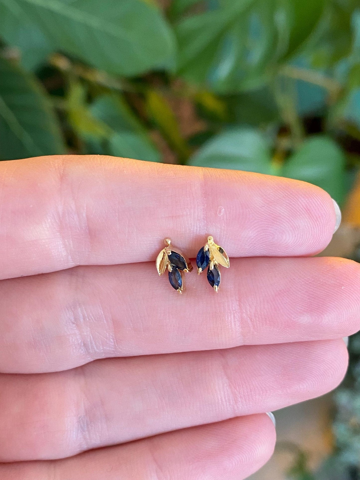 Vintage Solid 14k Yellow Gold Blue Sapphire Stud Earrings