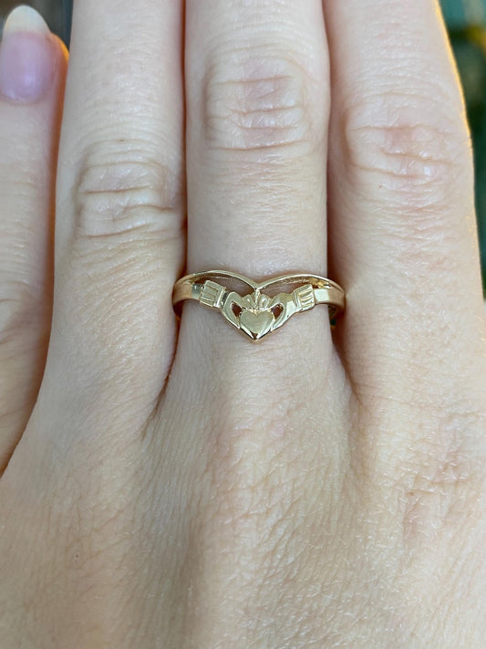 Vintage Solid 14k Yellow Gold Claddaugh Chevron Ring - Size 8.75