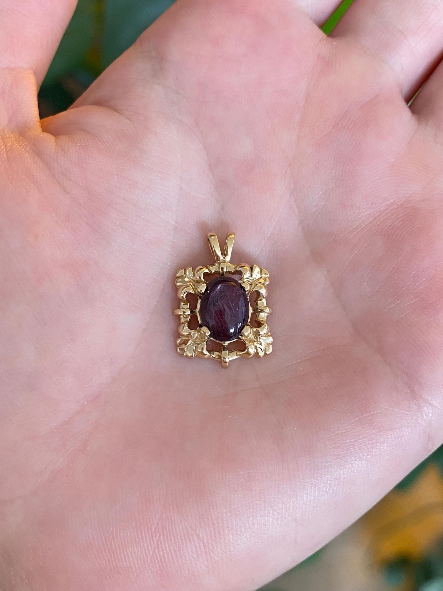 Vintage Solid 14k Yellow Gold Purple Star Sapphire Ornate Charm