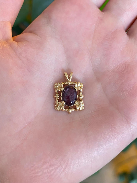 Vintage Solid 14k Yellow Gold Purple Star Sapphire Ornate Charm