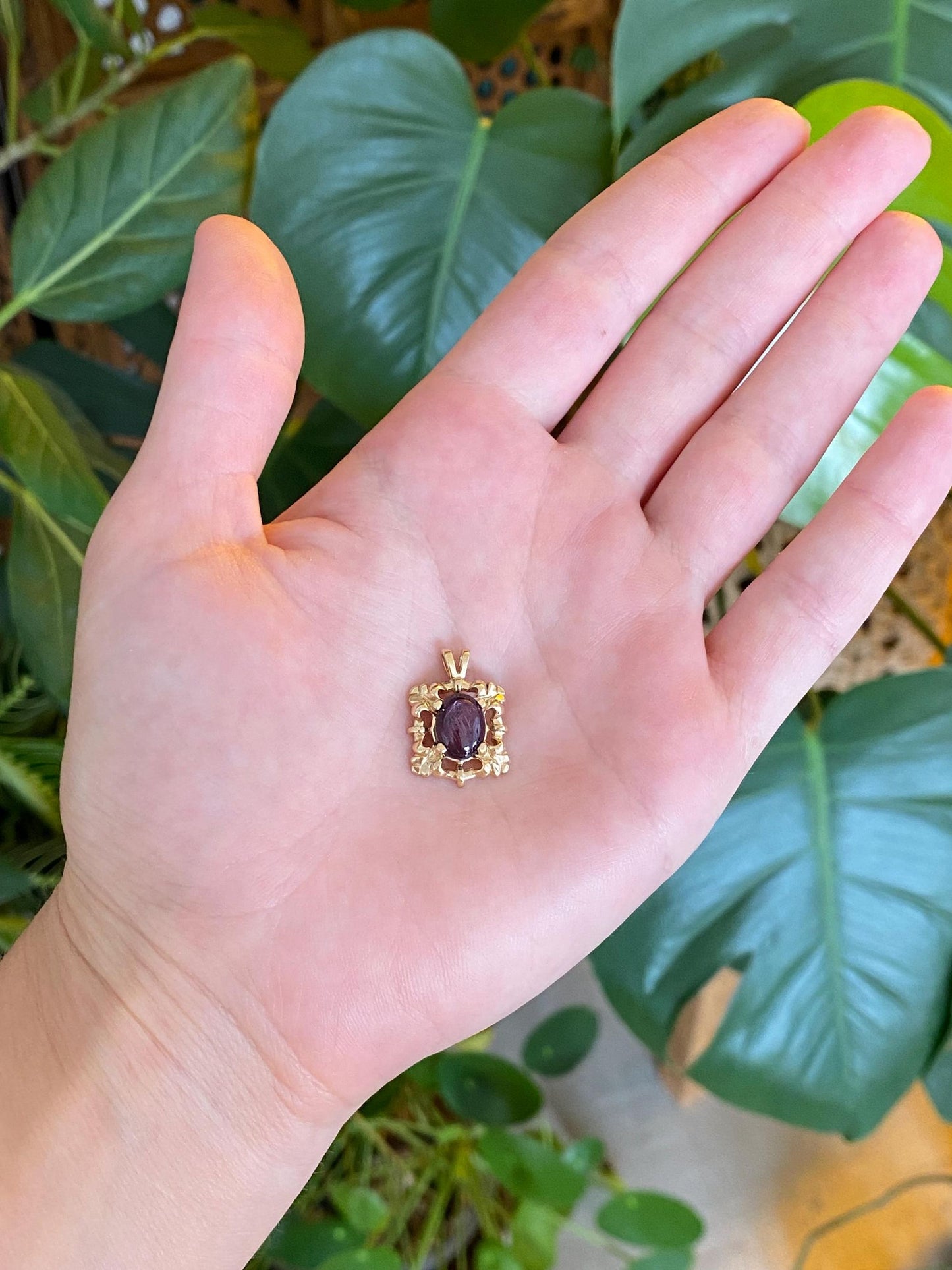 Vintage Solid 14k Yellow Gold Purple Star Sapphire Ornate Charm