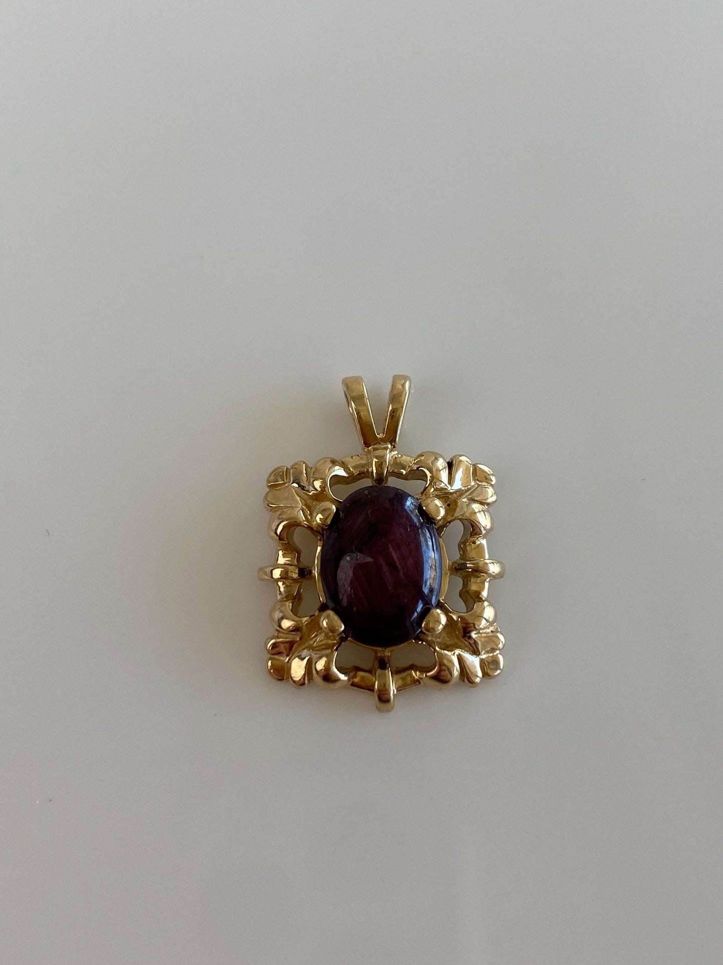 Vintage Solid 14k Yellow Gold Purple Star Sapphire Ornate Charm