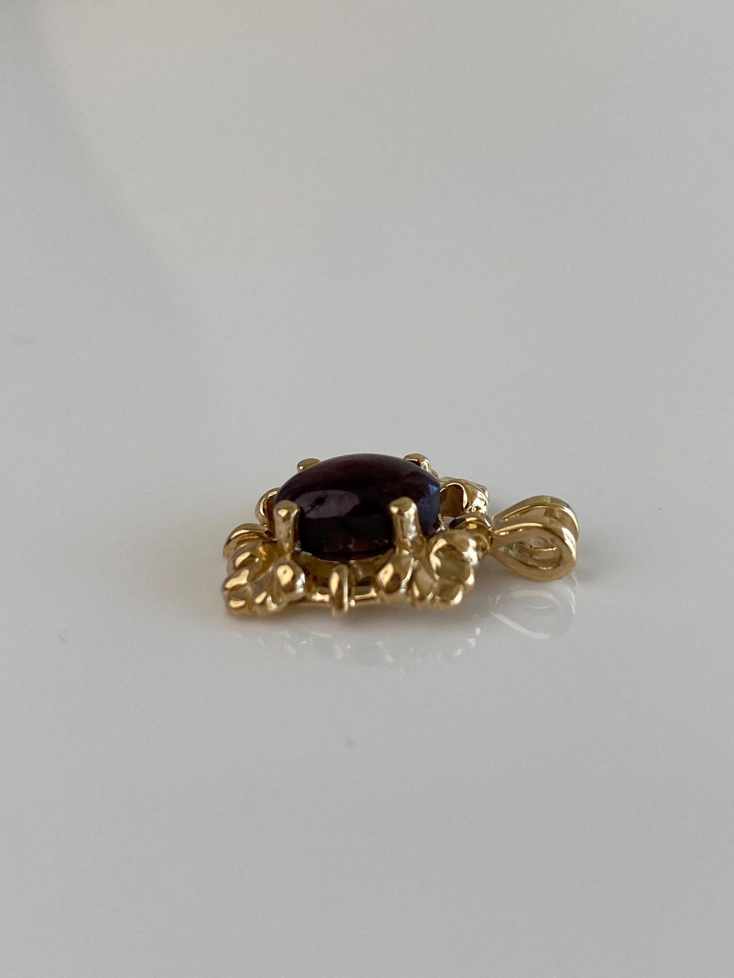 Vintage Solid 14k Yellow Gold Purple Star Sapphire Ornate Charm