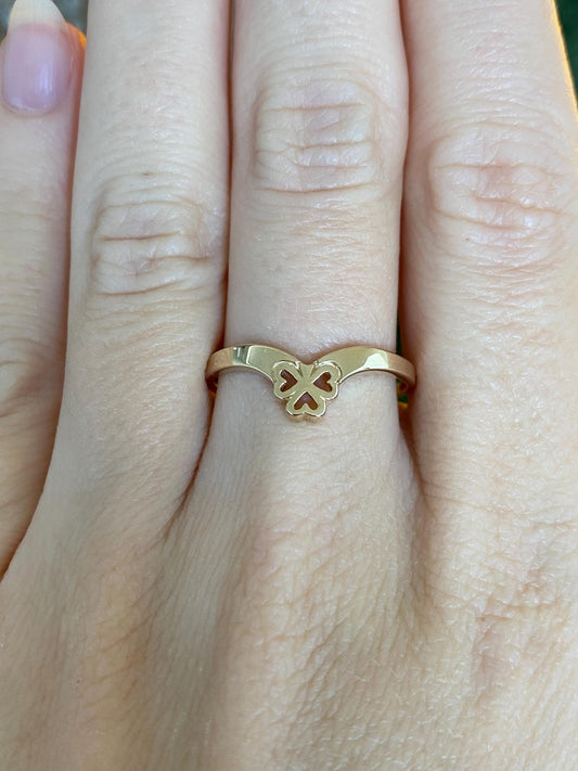 Vintage Solid 14k Yellow Gold Clover Shamrock Chevron Ring - Size 8.75