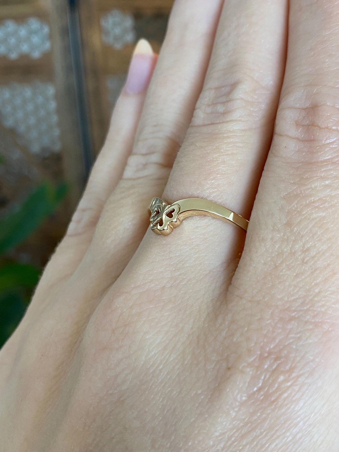 Vintage Solid 14k Yellow Gold Clover Shamrock Chevron Ring - Size 8.75