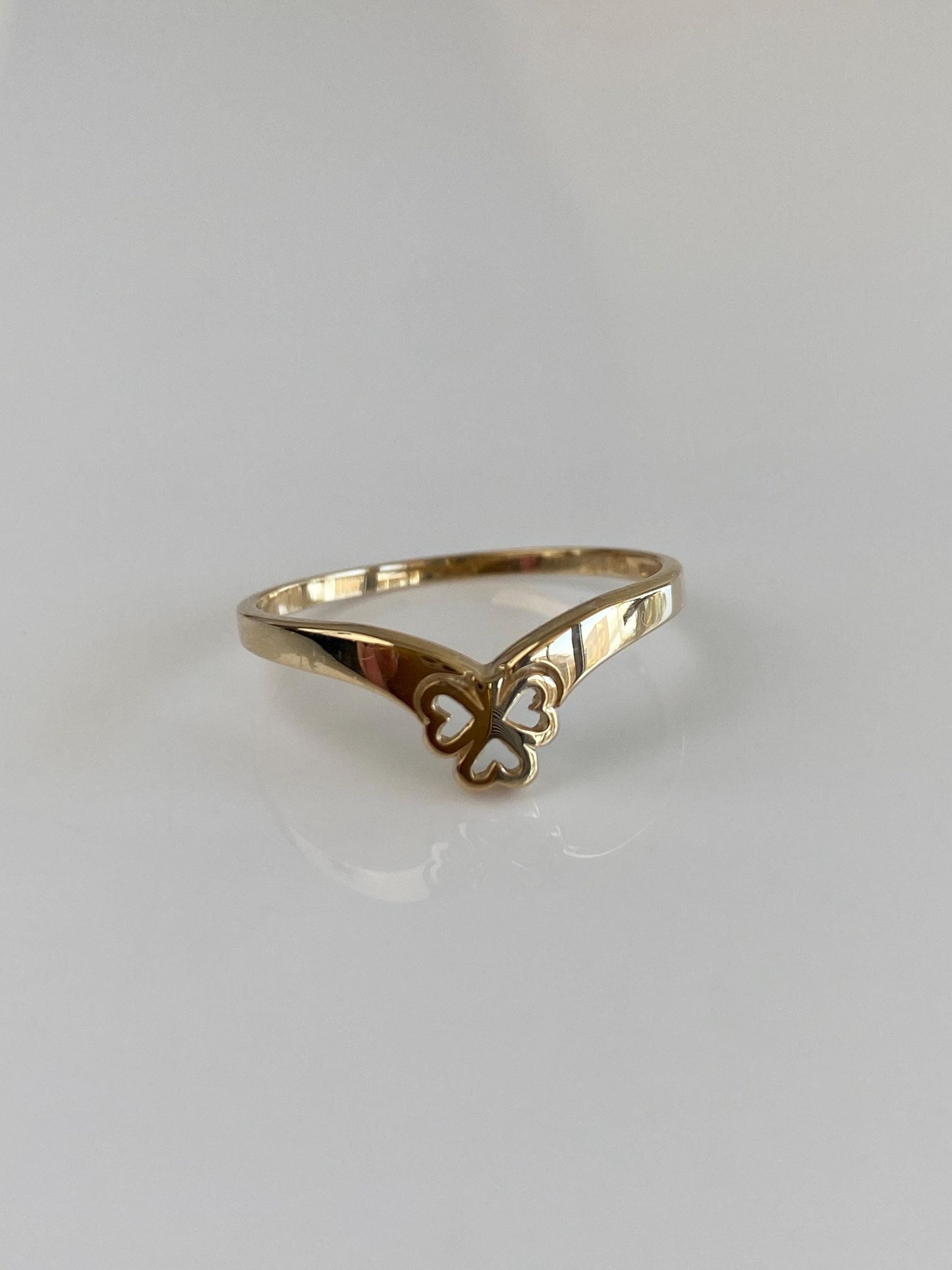 Vintage Solid 14k Yellow Gold Clover Shamrock Chevron Ring - Size 8.75