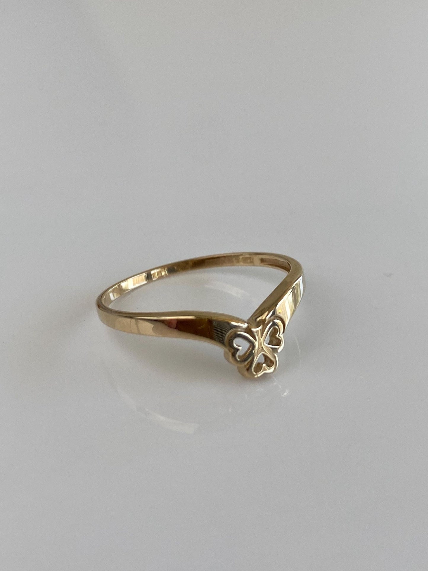 Vintage Solid 14k Yellow Gold Clover Shamrock Chevron Ring - Size 8.75