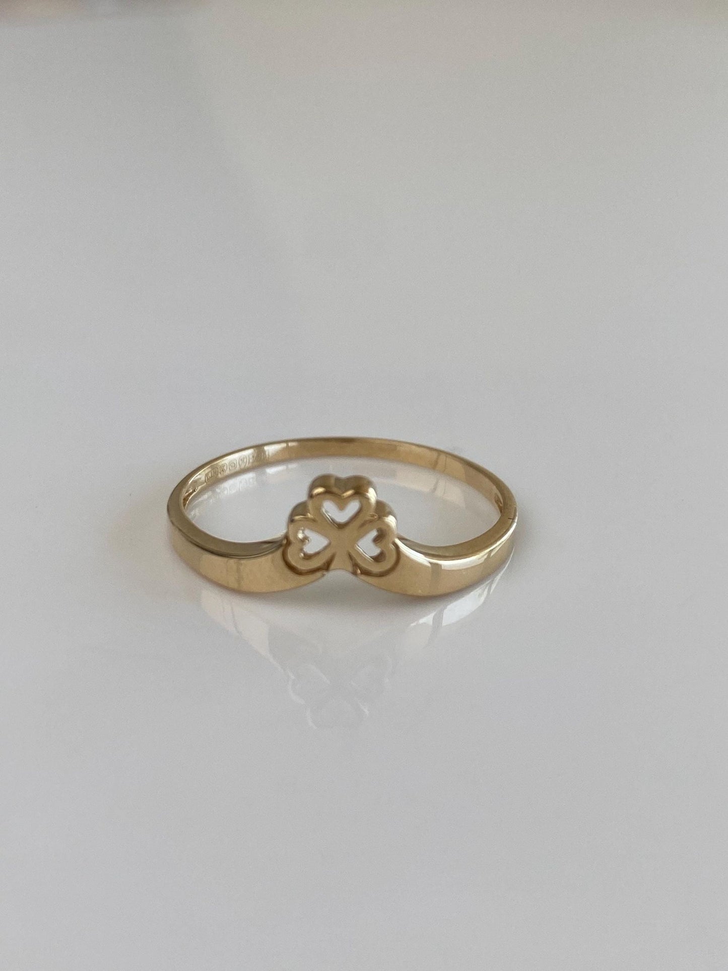 Vintage Solid 14k Yellow Gold Clover Shamrock Chevron Ring - Size 8.75