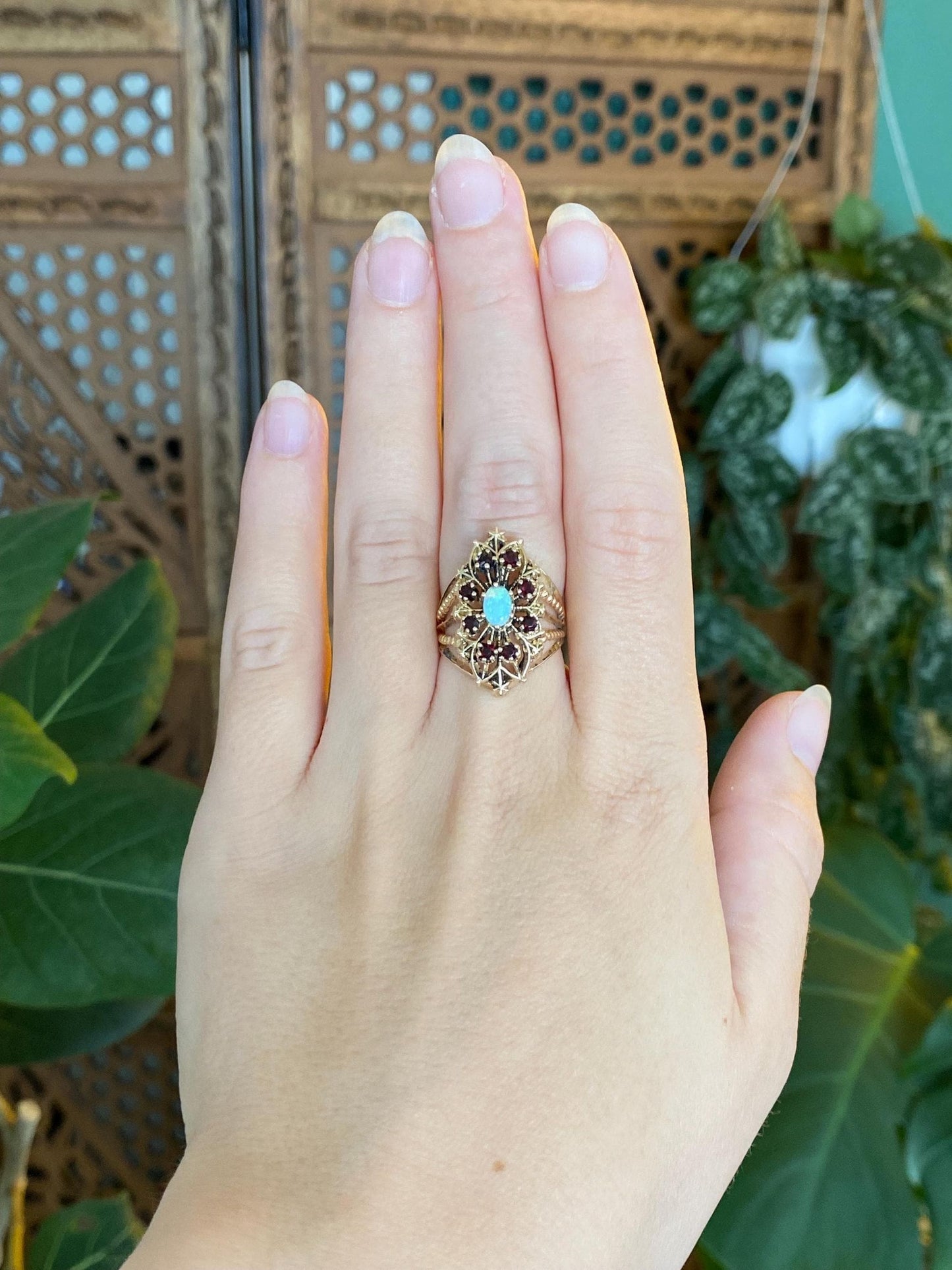 Vintage Solid 14k Yellow Gold Garnet Halo Opal Stars Ring - Size 6.25