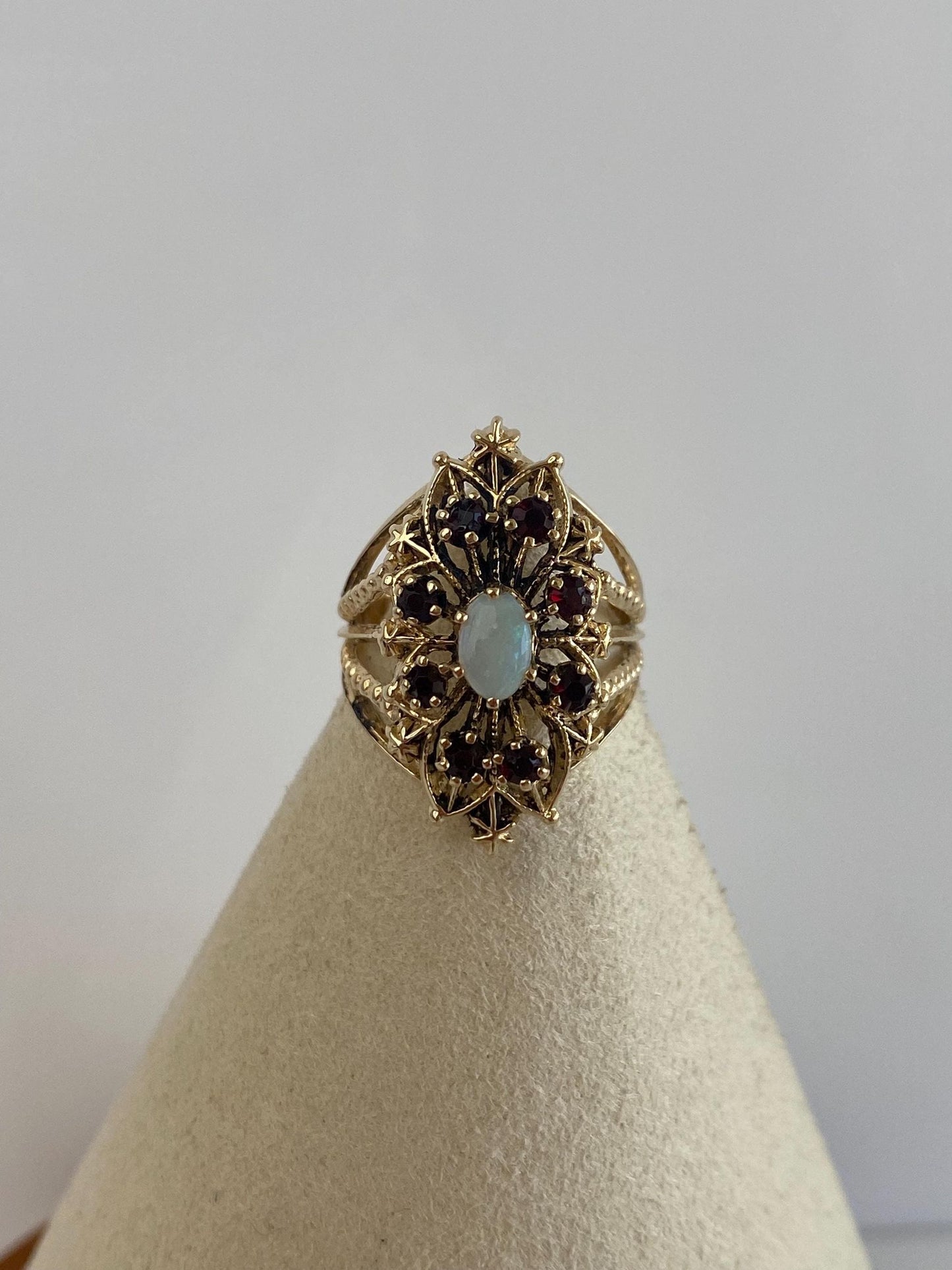 Vintage Solid 14k Yellow Gold Garnet Halo Opal Stars Ring - Size 6.25