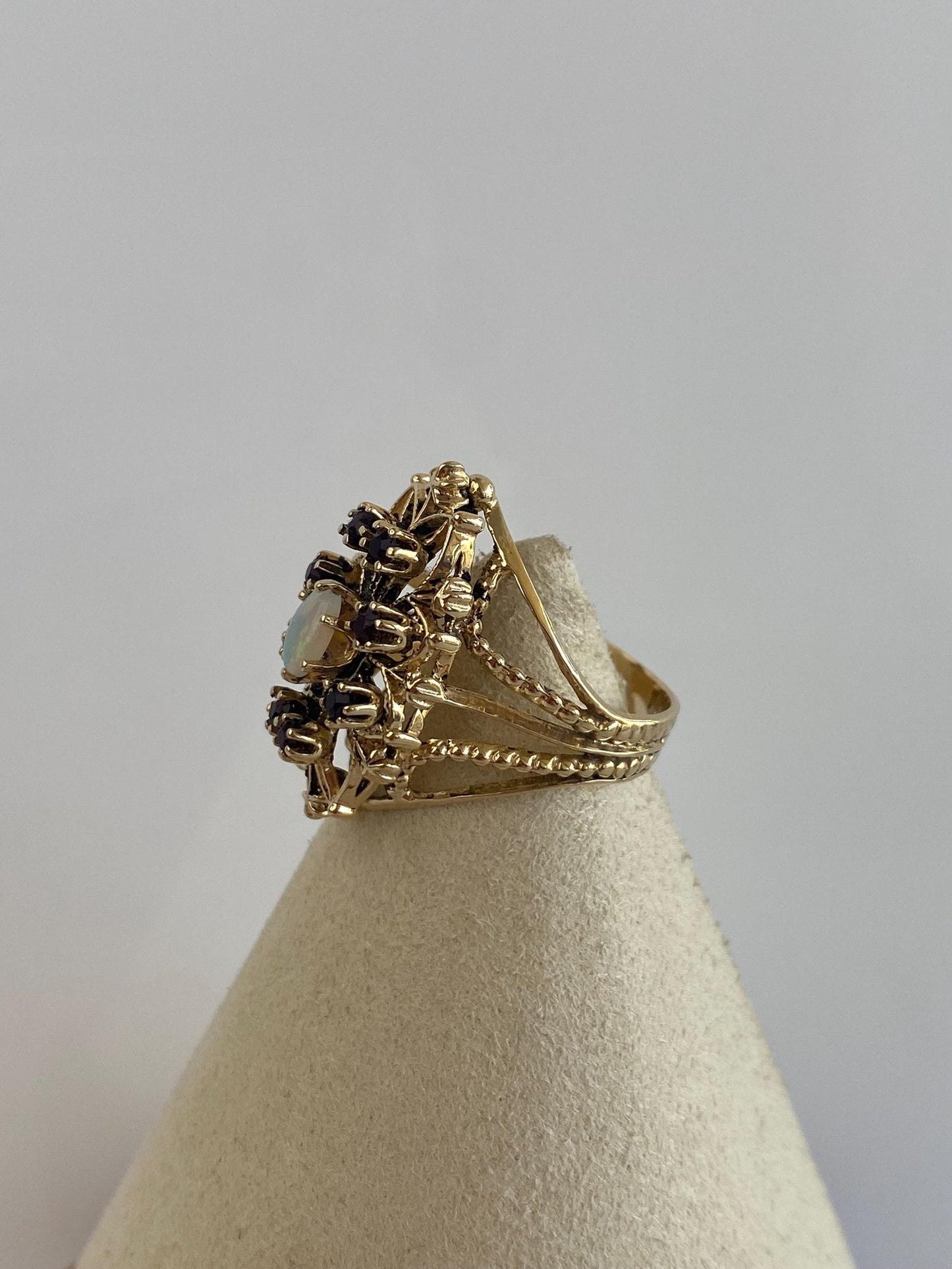 Vintage Solid 14k Yellow Gold Garnet Halo Opal Stars Ring - Size 6.25