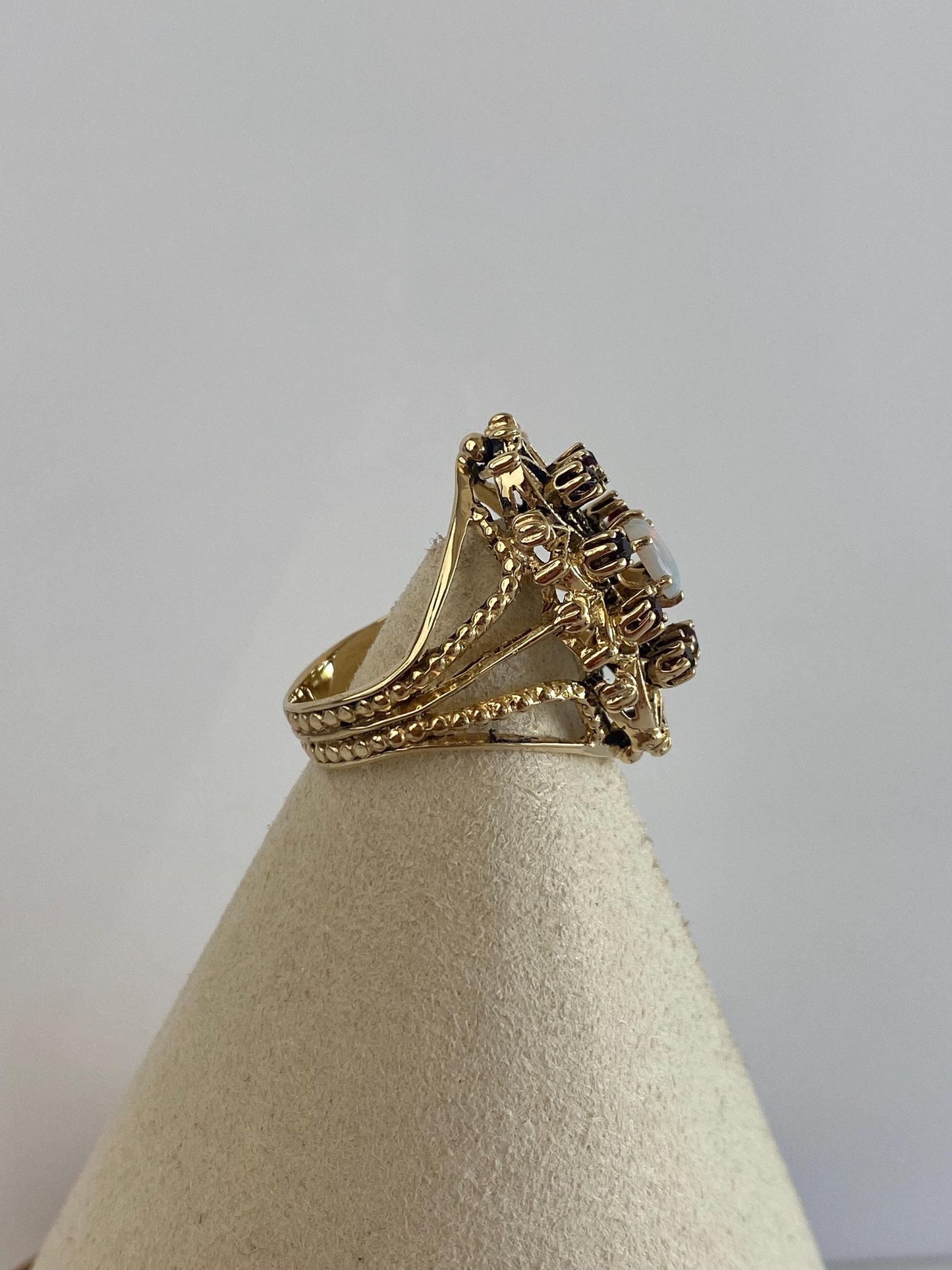 Vintage Solid 14k Yellow Gold Garnet Halo Opal Stars Ring - Size 6.25