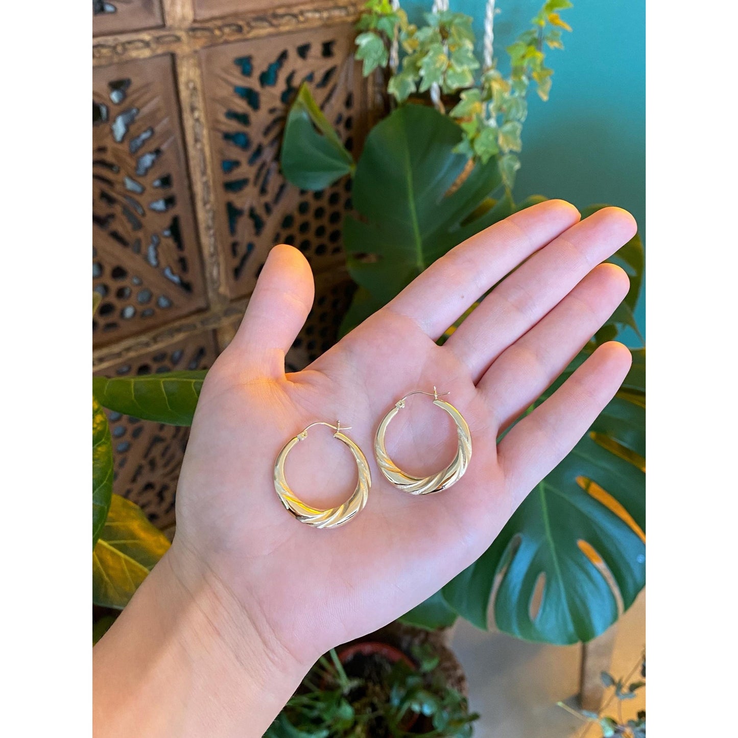 Vintage 14k Yellow Gold Scalloped Design Hoop Earrings