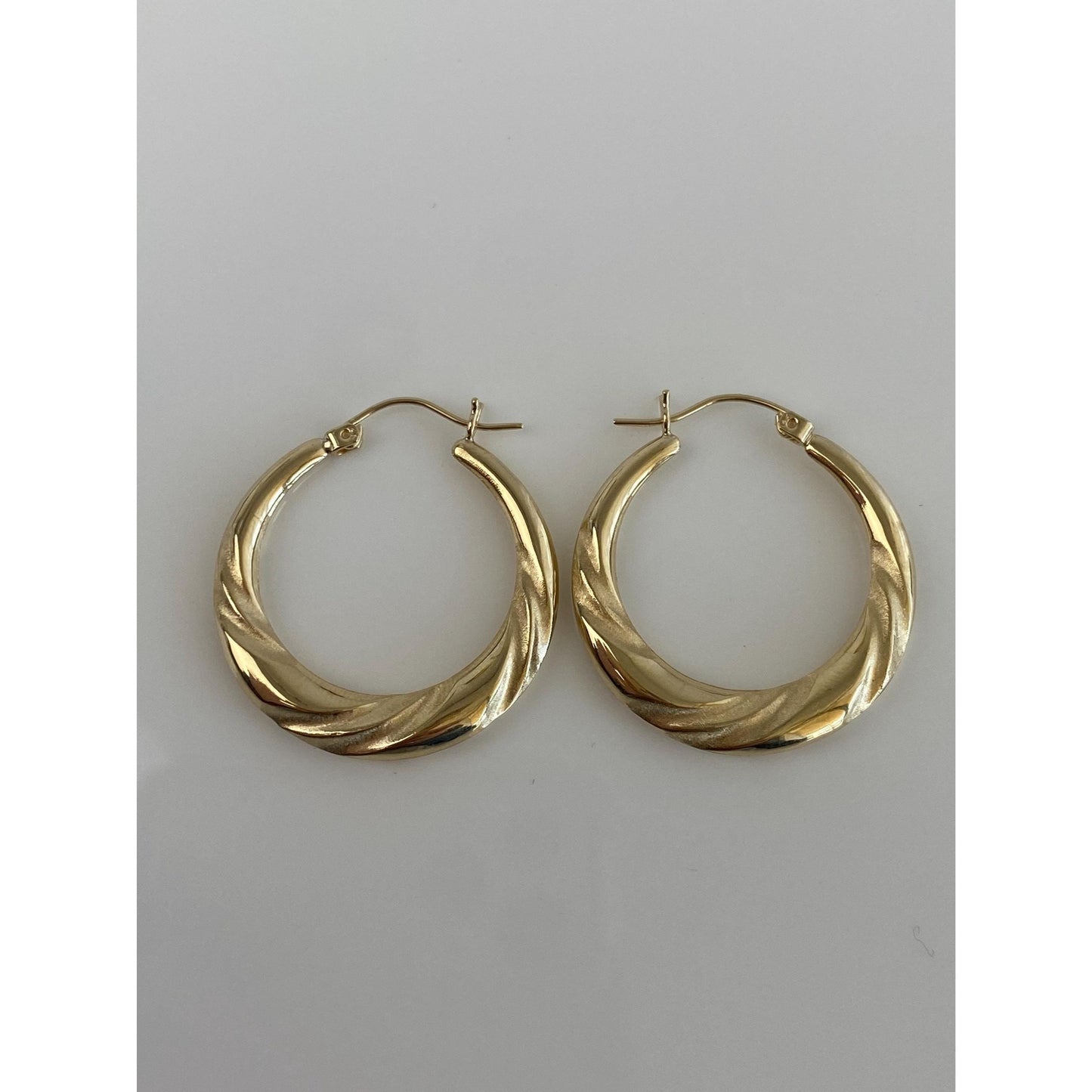Vintage 14k Yellow Gold Scalloped Design Hoop Earrings