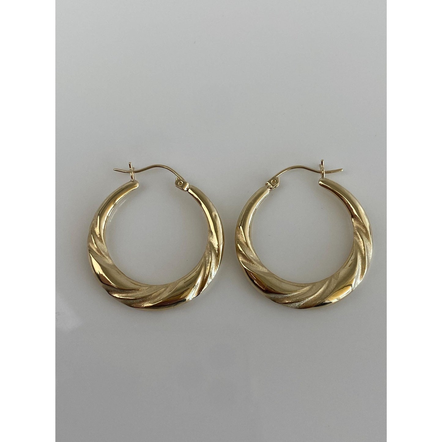 Vintage 14k Yellow Gold Scalloped Design Hoop Earrings
