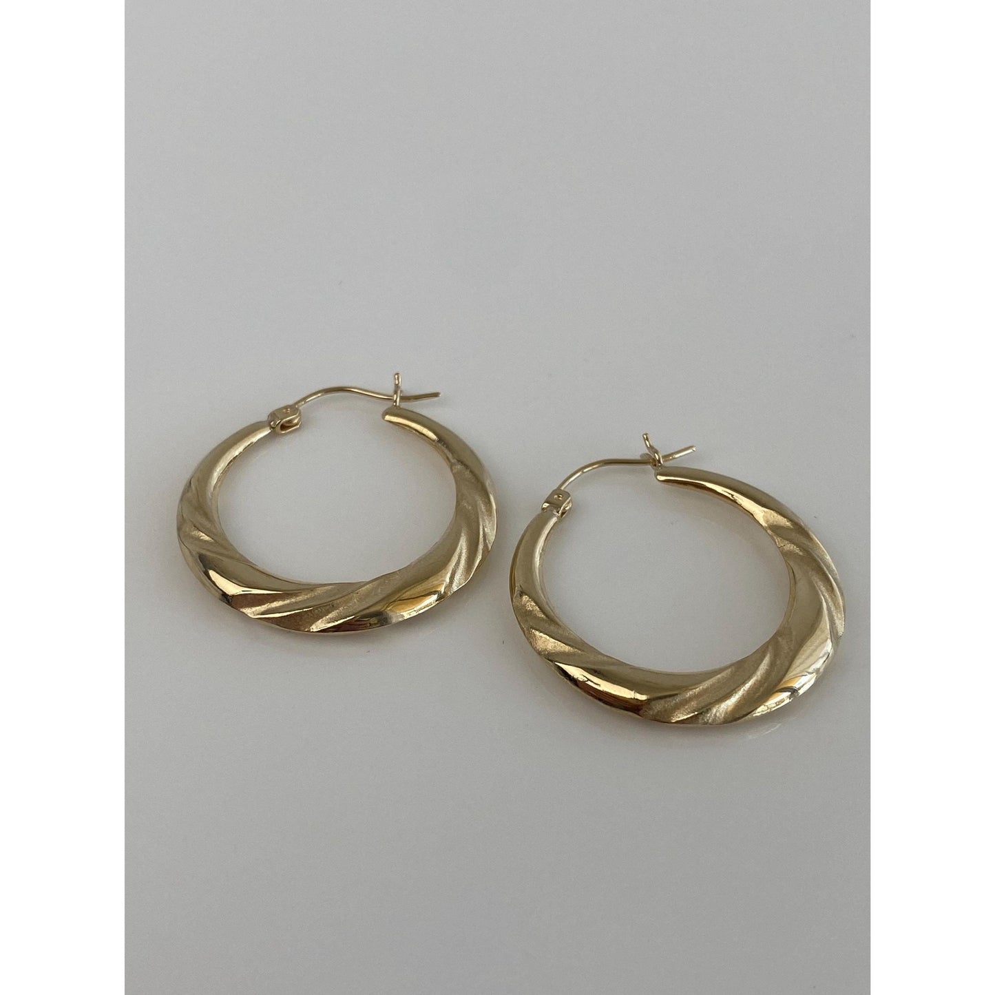 Vintage 14k Yellow Gold Scalloped Design Hoop Earrings