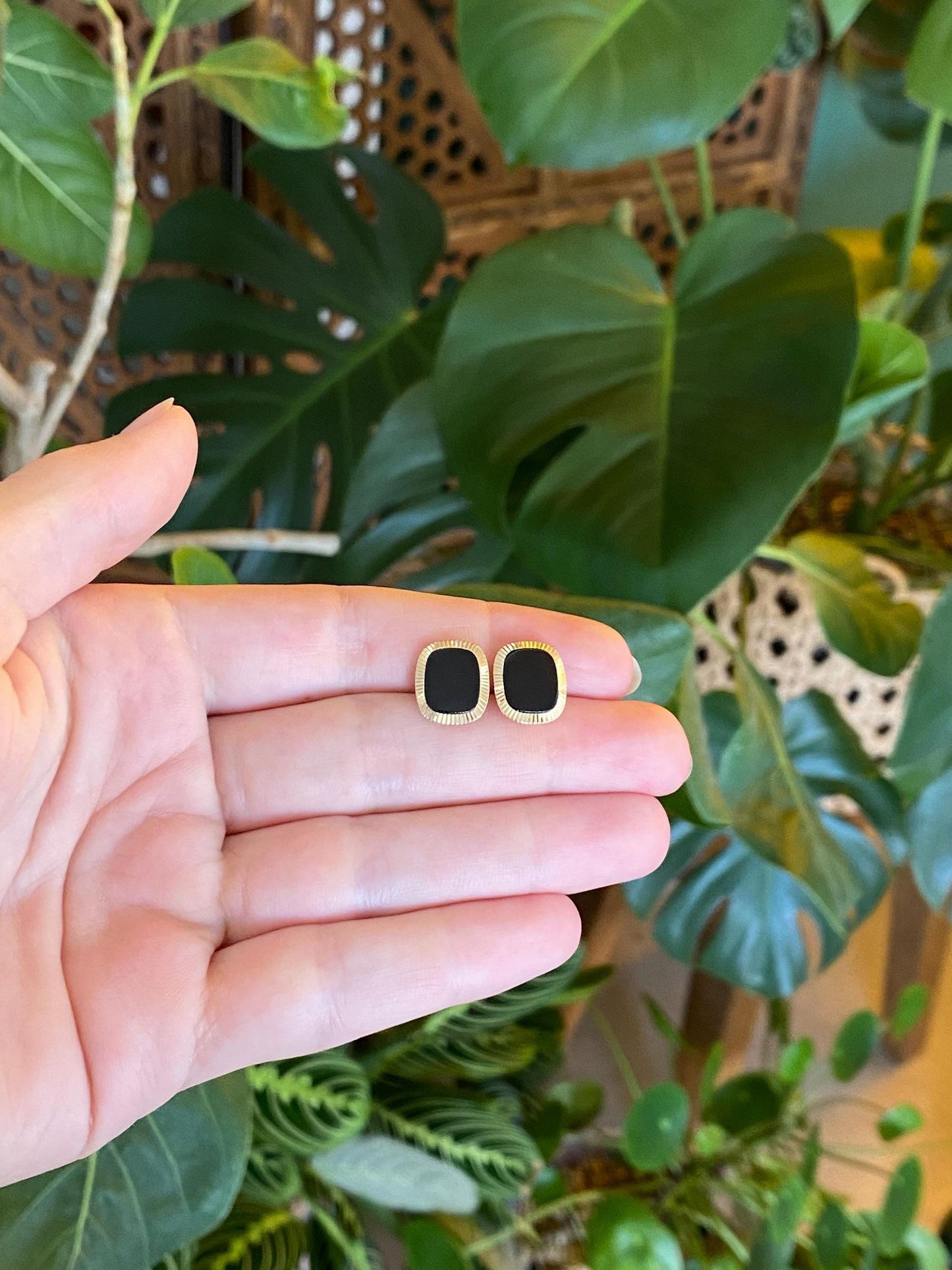 Vintage 14k Yellow Gold Onyx Engine Turned Stud Earrings