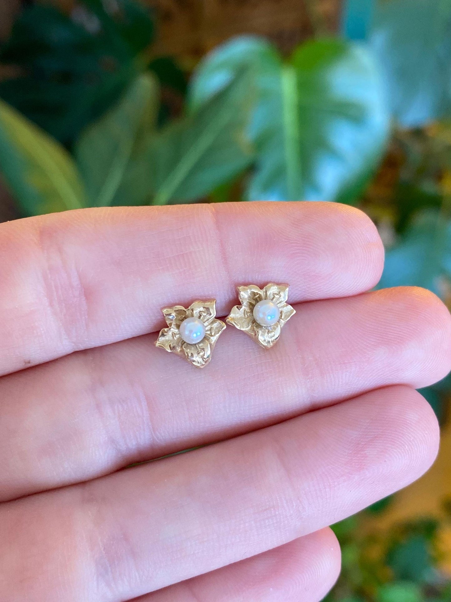 Vintage Solid 14k Yellow Gold Pearl Leaf Stud Earrings