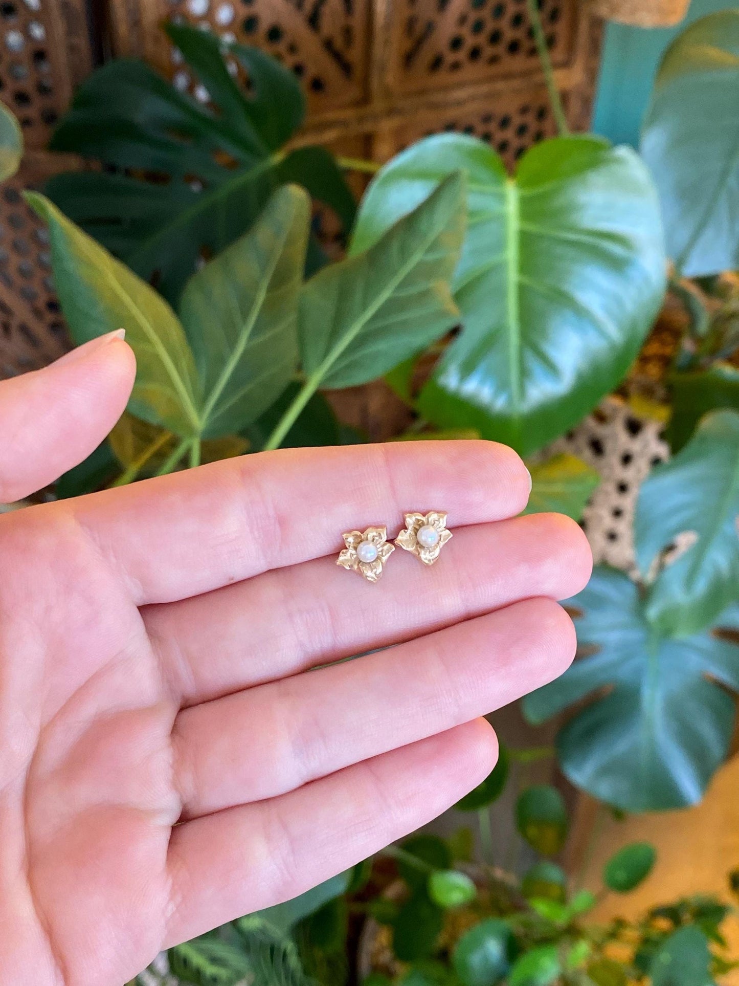 Vintage Solid 14k Yellow Gold Pearl Leaf Stud Earrings