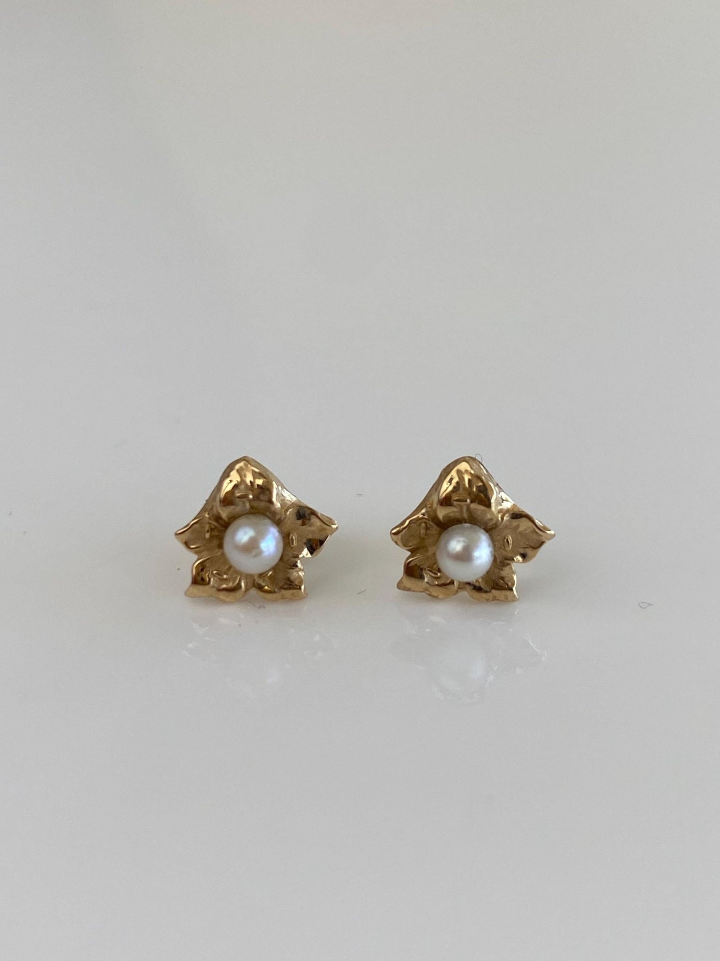 Vintage Solid 14k Yellow Gold Pearl Leaf Stud Earrings