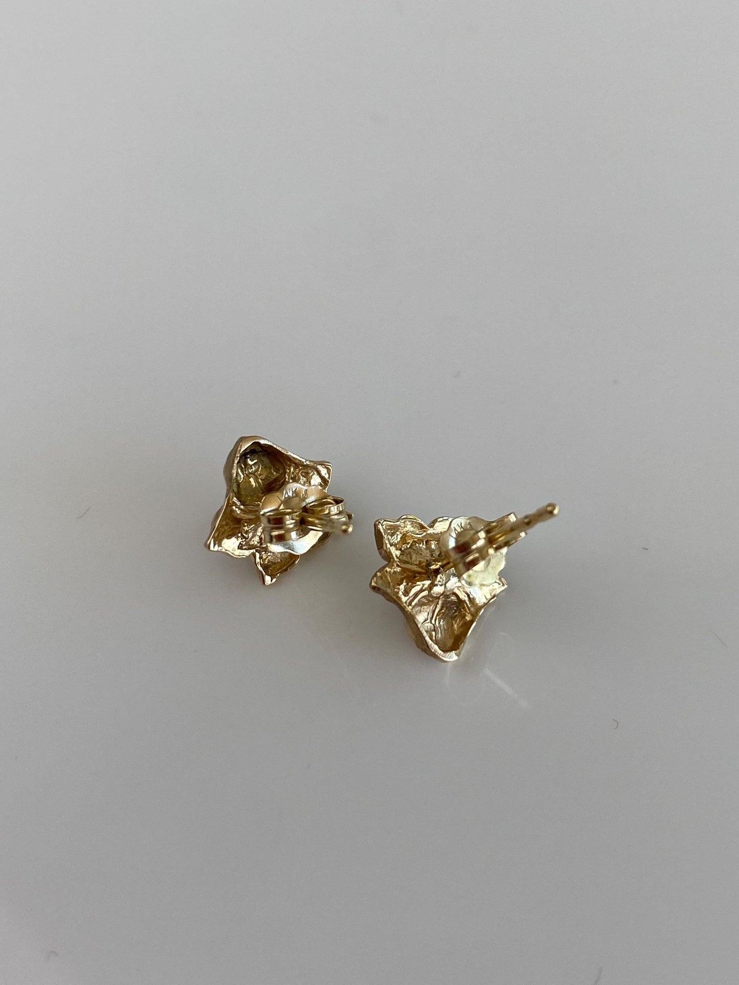 Vintage Solid 14k Yellow Gold Pearl Leaf Stud Earrings