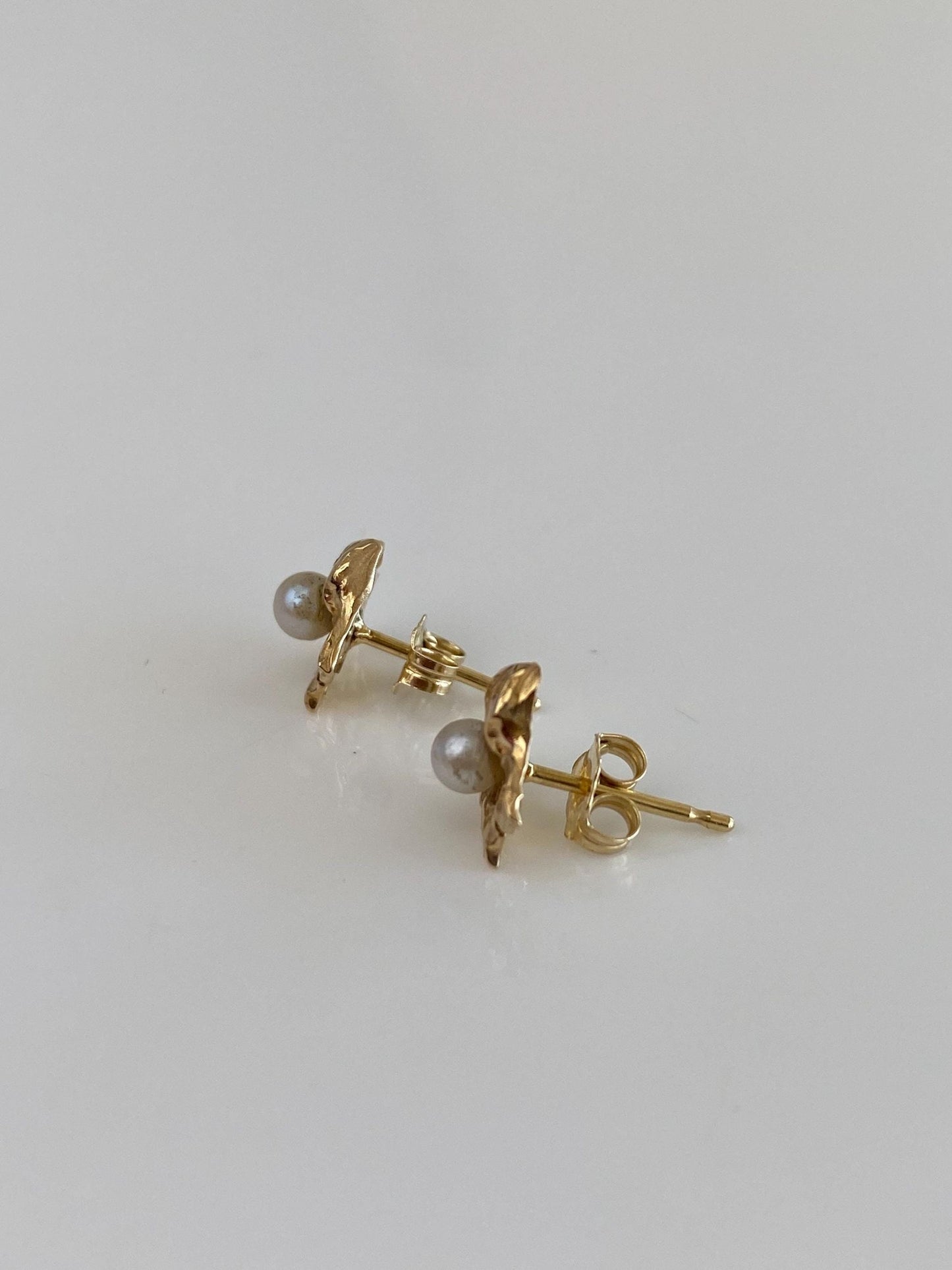 Vintage Solid 14k Yellow Gold Pearl Leaf Stud Earrings