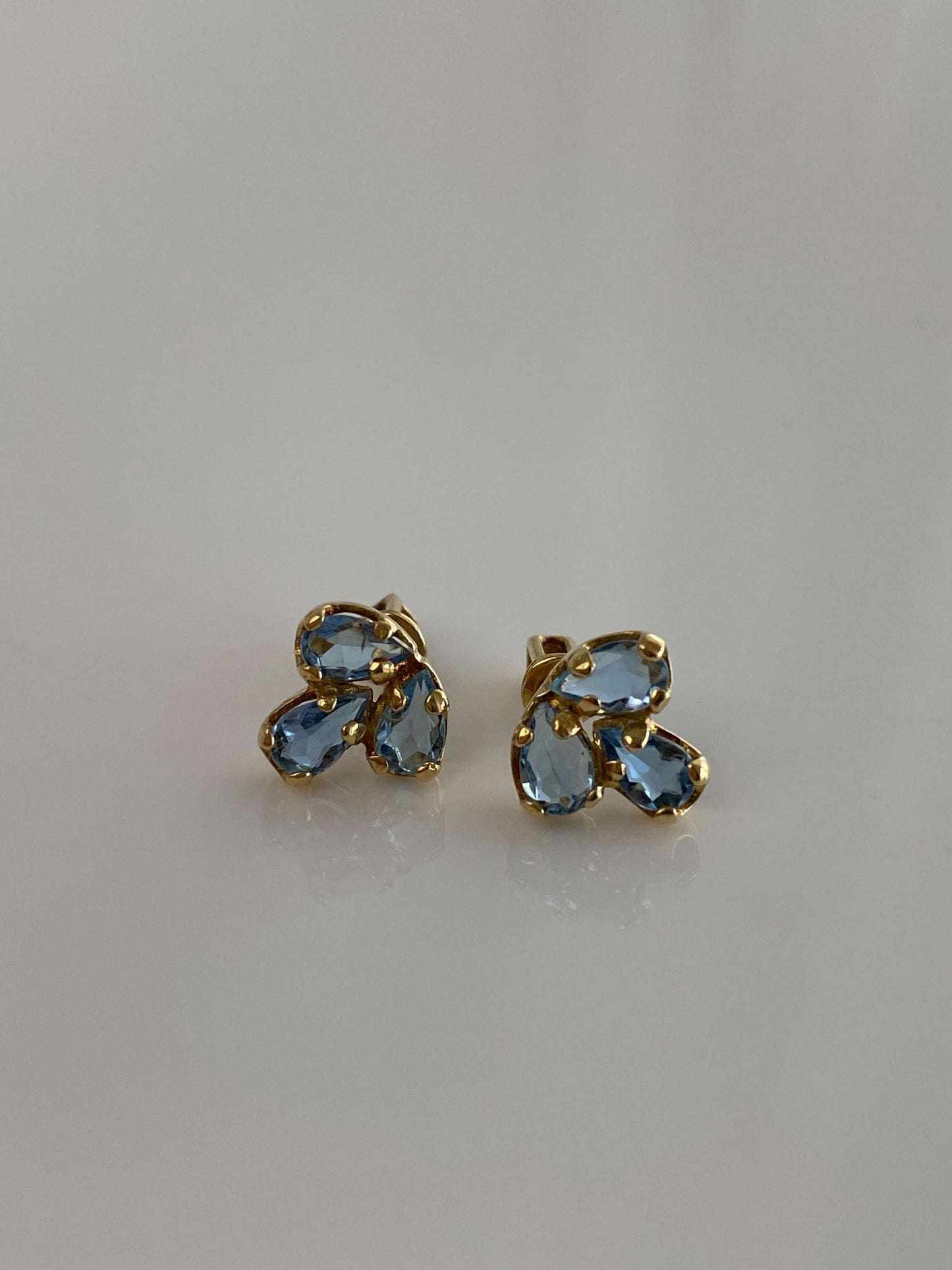 Vintage Solid 18k Yellow Gold Aquamarine Stud Earrings