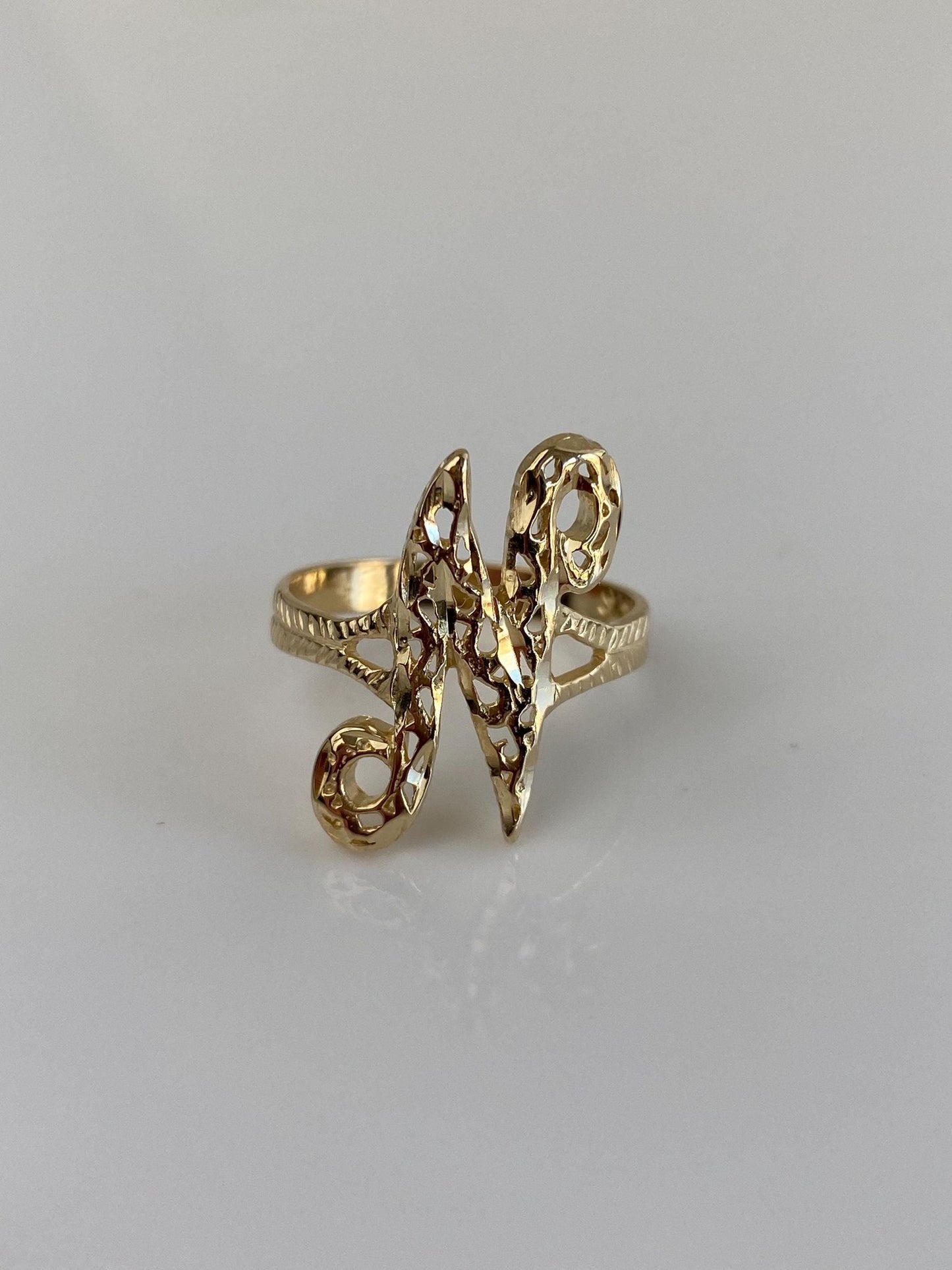 Vintage Solid 14k Yellow Gold Diamond Cut Initial 'N' Ring - Size 7.75