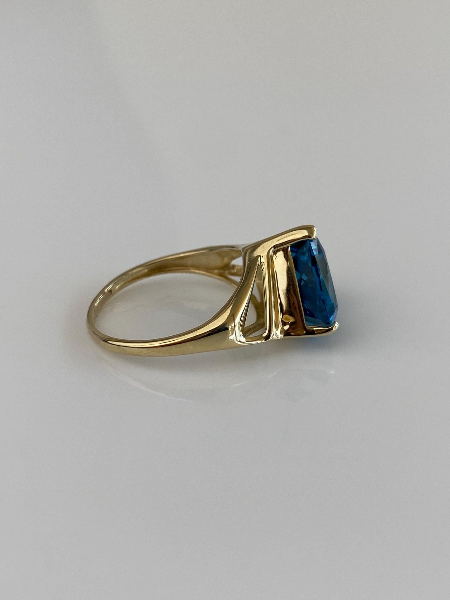 Vintage Solid 14k Yellow Gold Topaz Triangle Ring - Size 7.25
