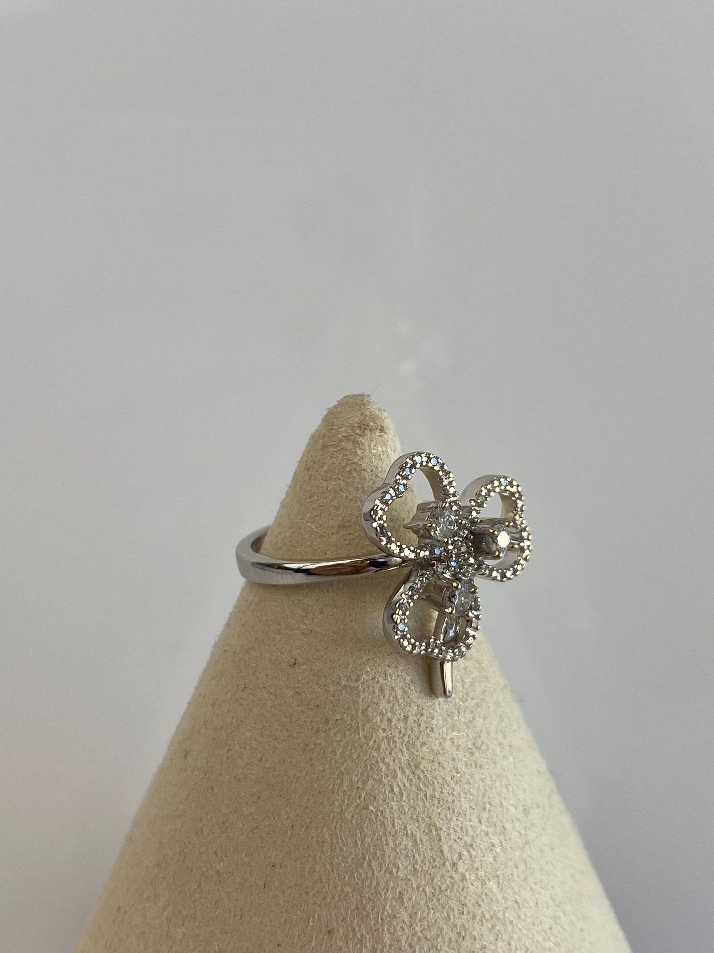 Vintage Solid 14k White Gold Diamond Clover Ring - Size 6.75