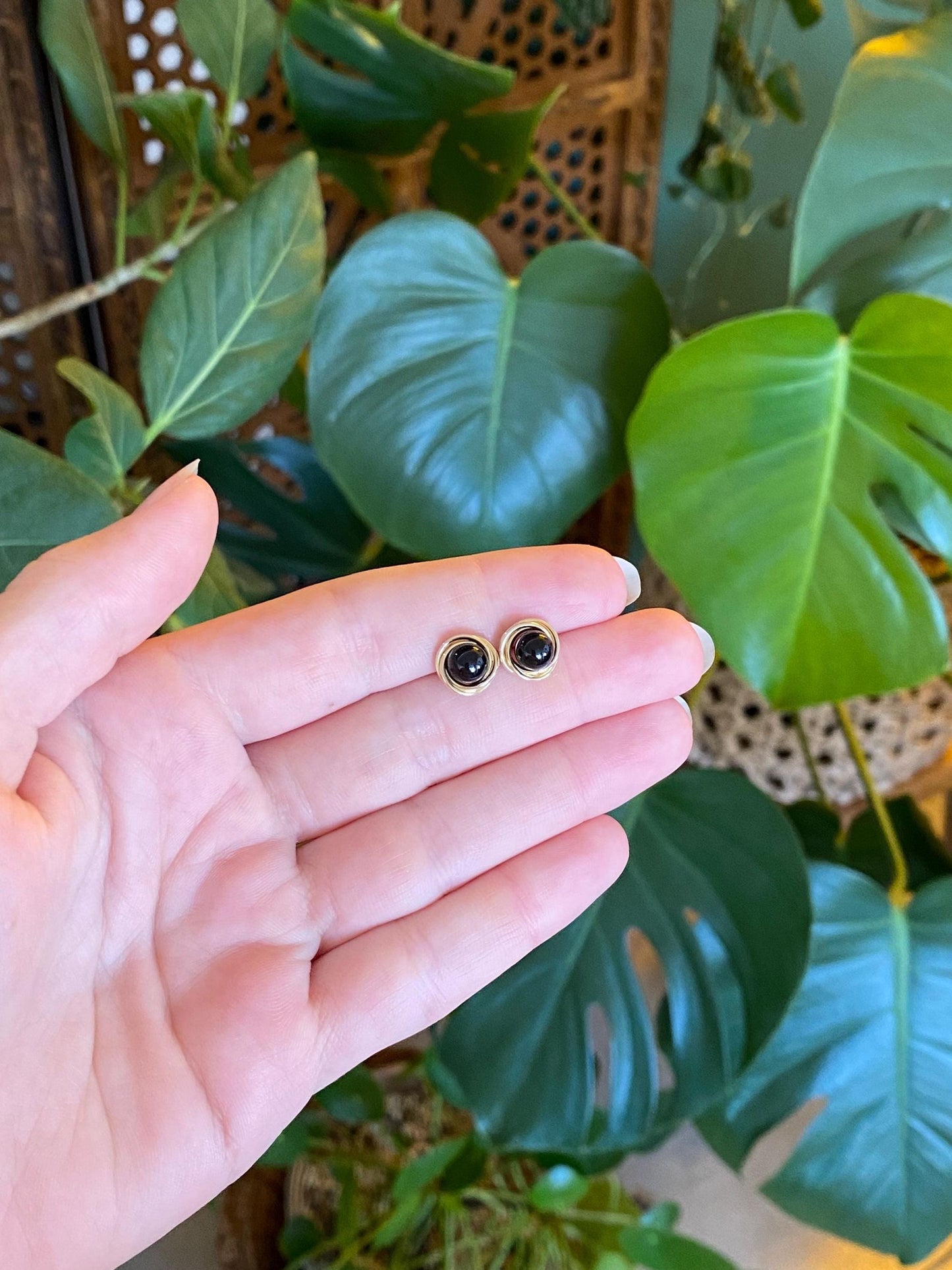 Vintage 14k Yellow Gold Black Onyx Knot Stud Earrings