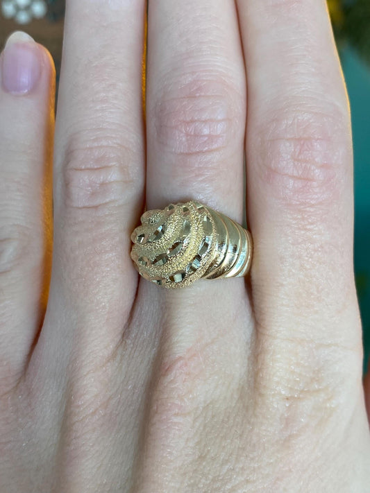 Vintage Solid 10k Yellow Gold Diamond Cut Shell Scalloped Ring Band - Size 7
