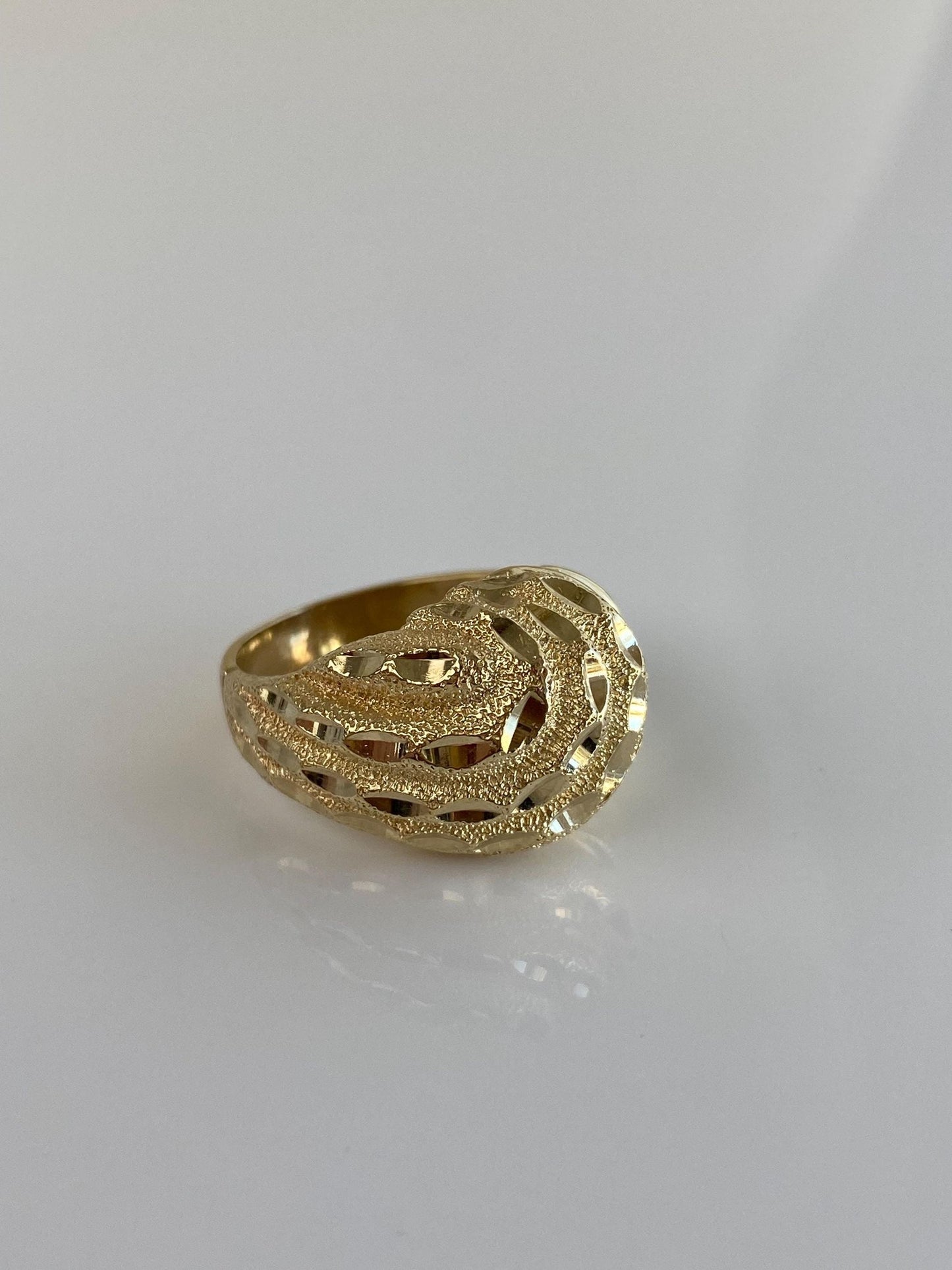 Vintage Solid 10k Yellow Gold Diamond Cut Shell Scalloped Ring Band - Size 7