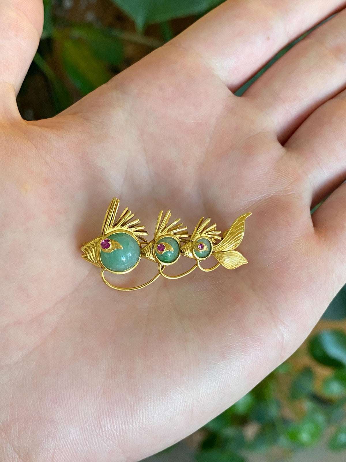 Vintage Solid 14k Yellow Gold Jade Pink Spinel School of Fish Brooch Pin