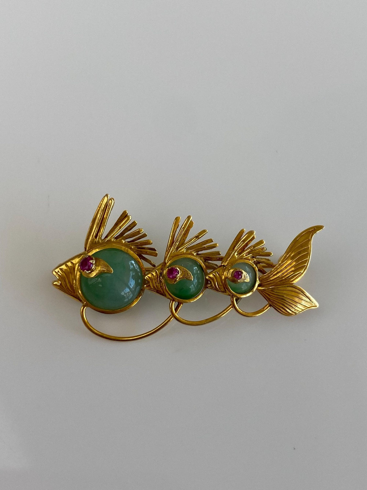 Vintage Solid 14k Yellow Gold Jade Pink Spinel School of Fish Brooch Pin