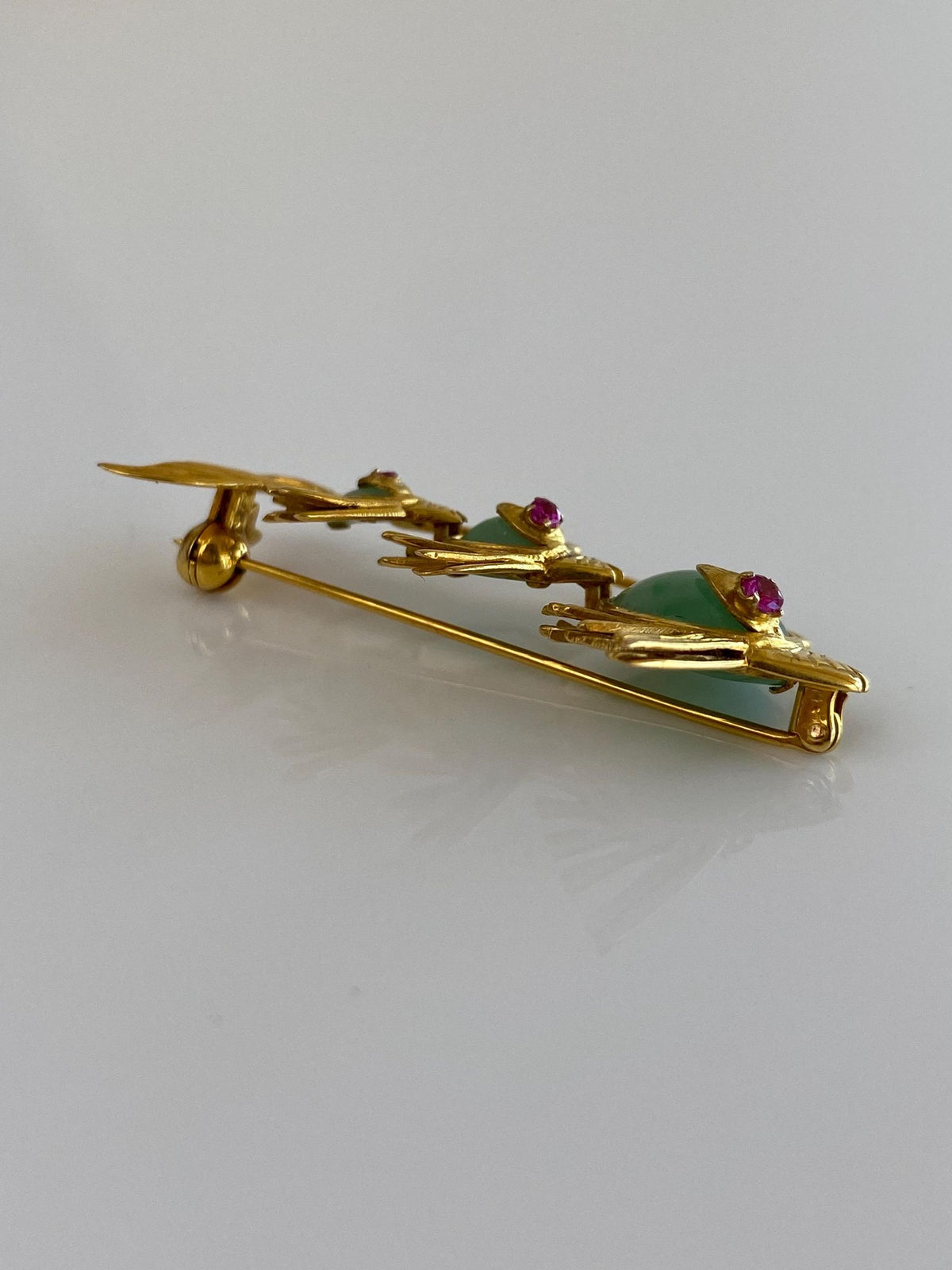 Vintage Solid 14k Yellow Gold Jade Pink Spinel School of Fish Brooch Pin