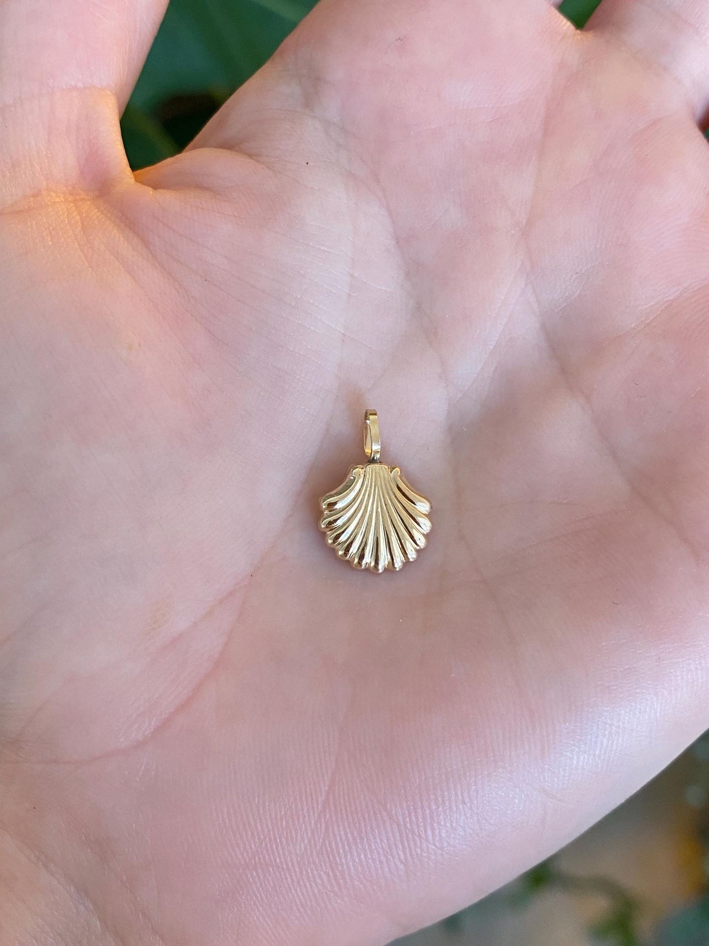 Vintage Solid 14k Yellow Gold Scalloped Shell Charm