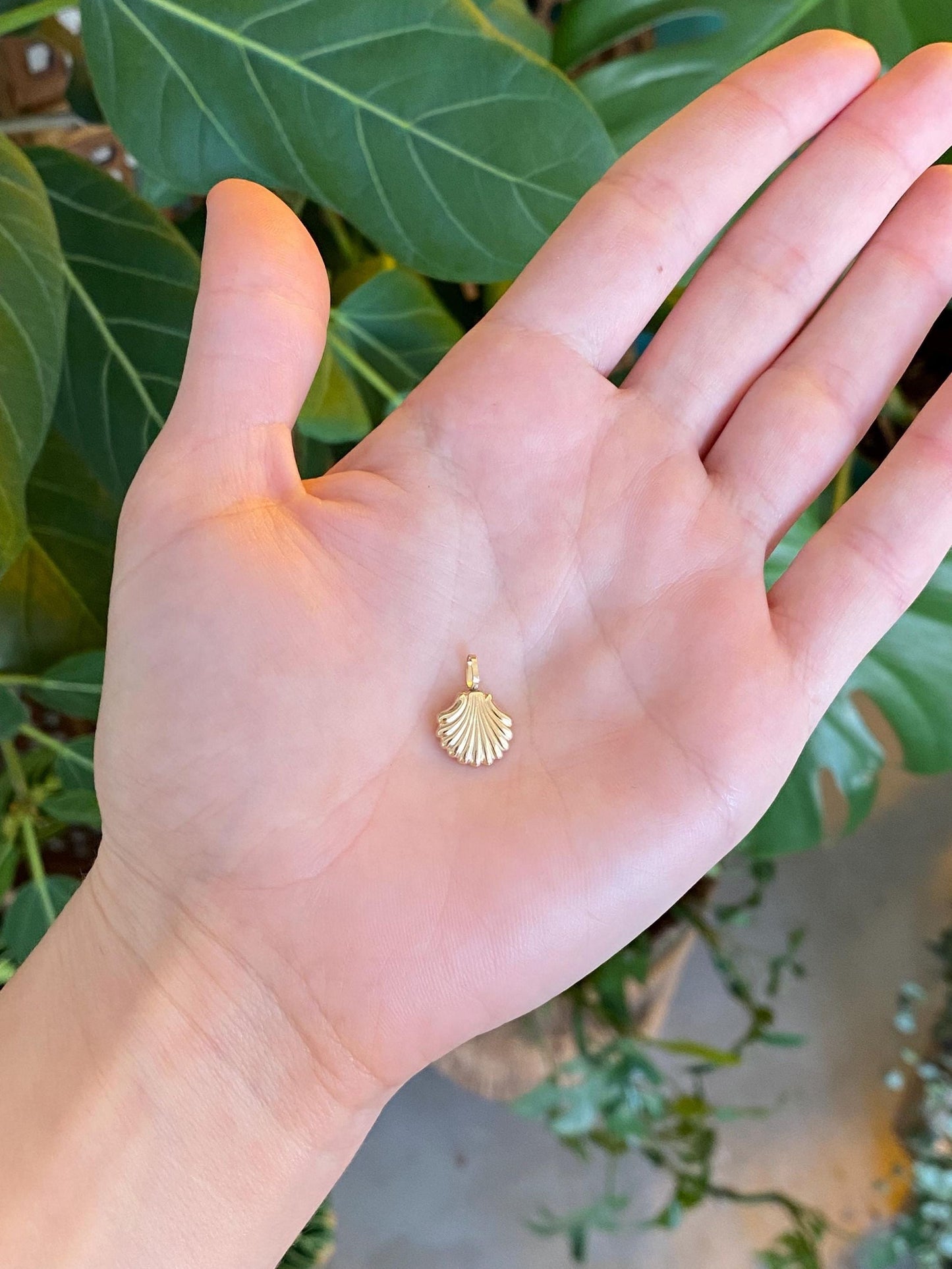 Vintage Solid 14k Yellow Gold Scalloped Shell Charm
