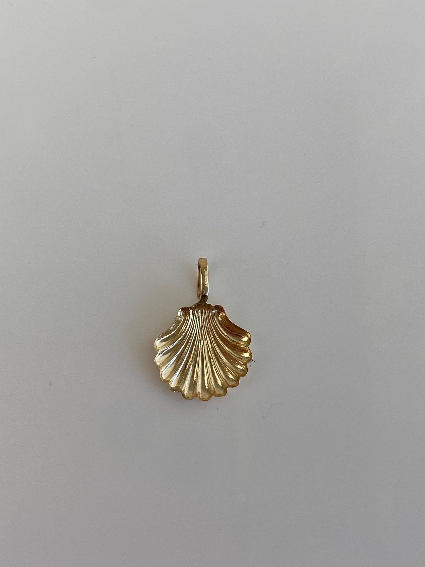 Vintage Solid 14k Yellow Gold Scalloped Shell Charm