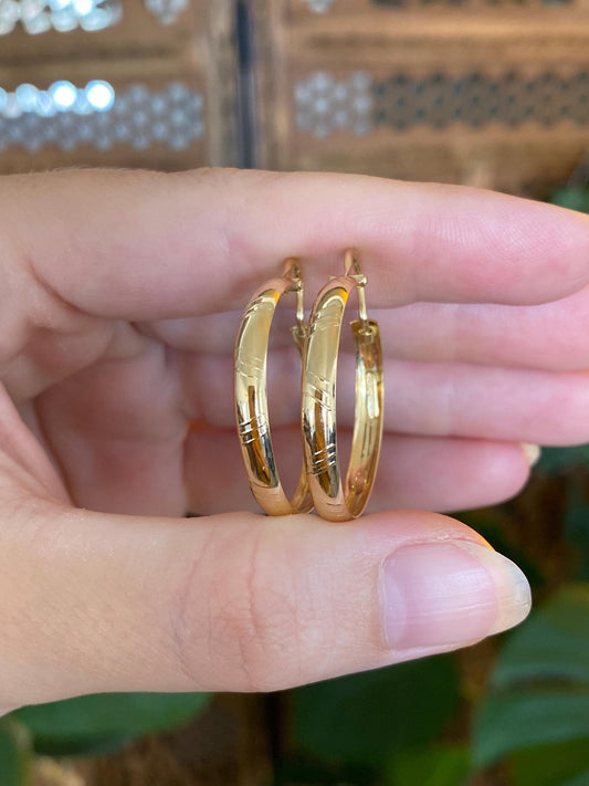 Vintage Solid 18k Yellow Gold Design Hoop Earrings