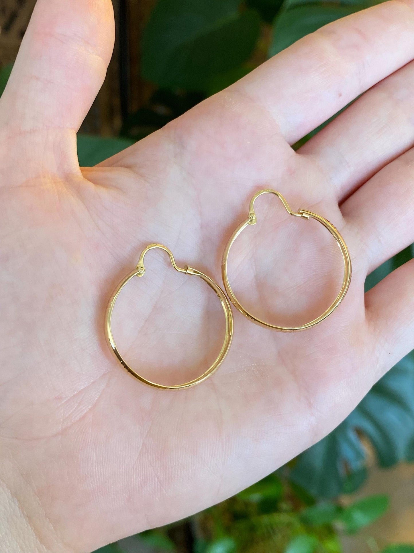 Vintage Solid 18k Yellow Gold Design Hoop Earrings