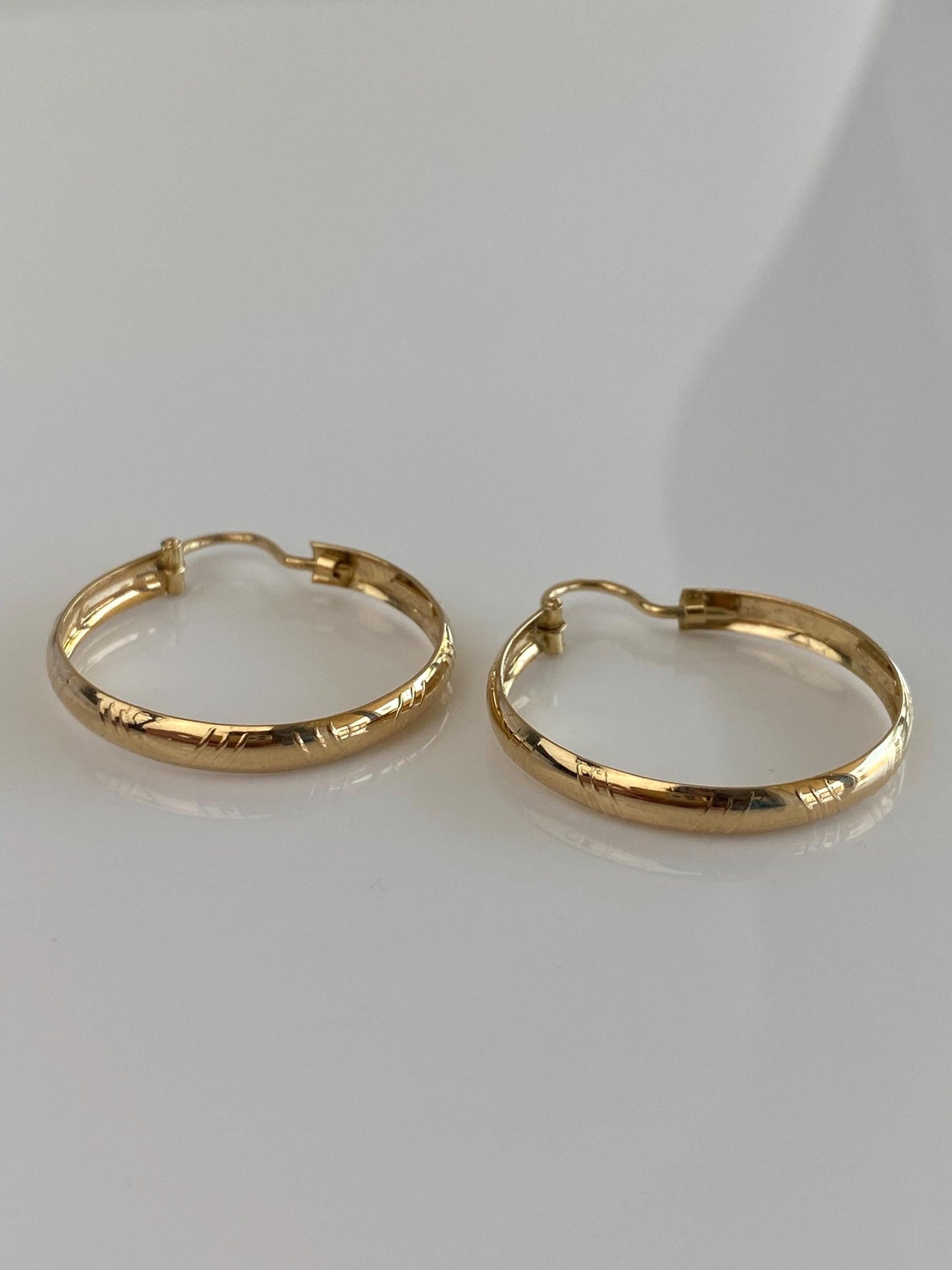 Vintage Solid 18k Yellow Gold Design Hoop Earrings