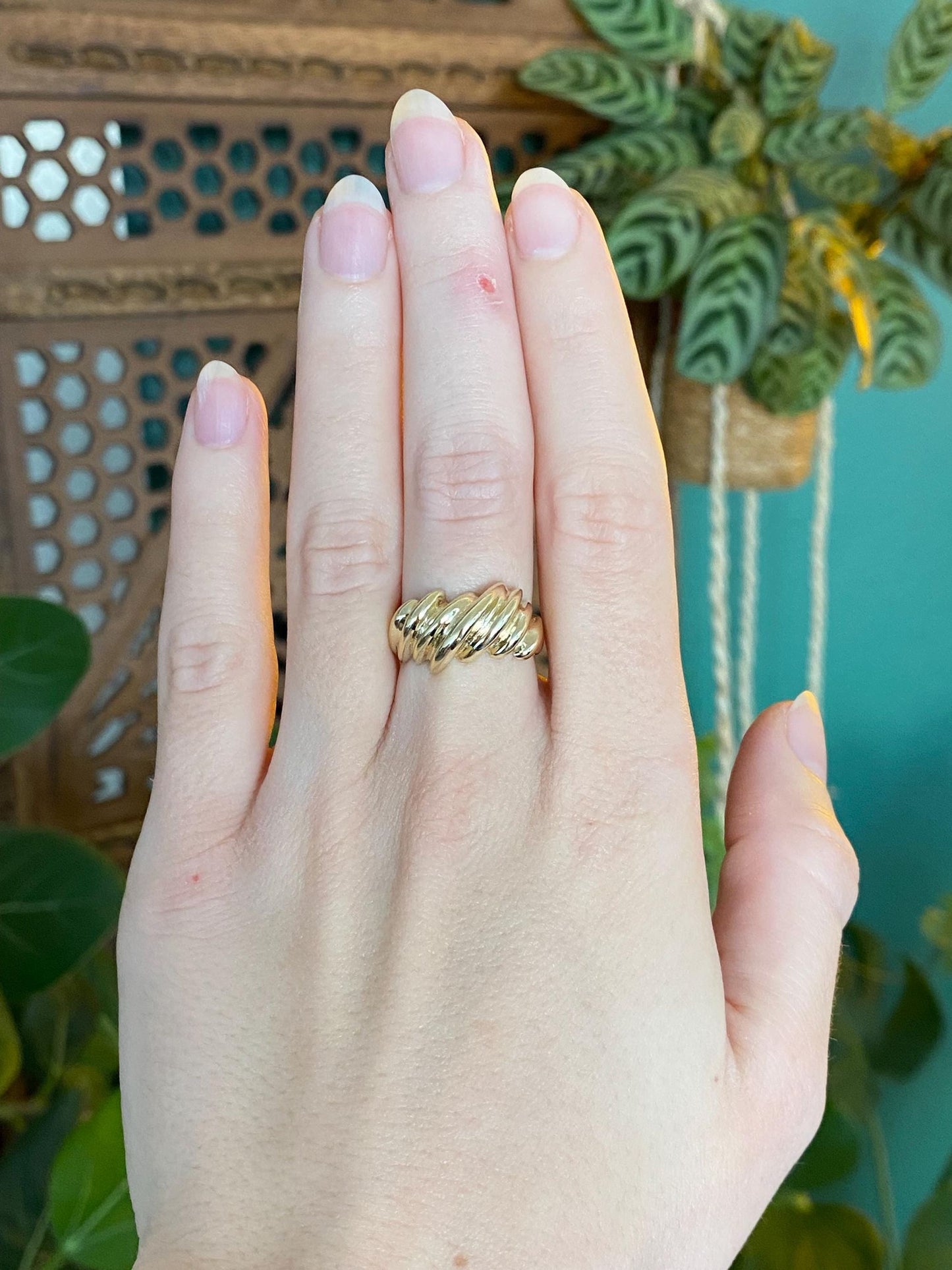 Solid 14k Yellow Gold Scalloped Ring Band - Size 6