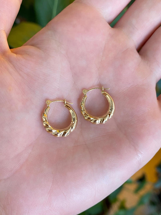 Vintage 14k Yellow Gold Little Scalloped Hoop Earrings
