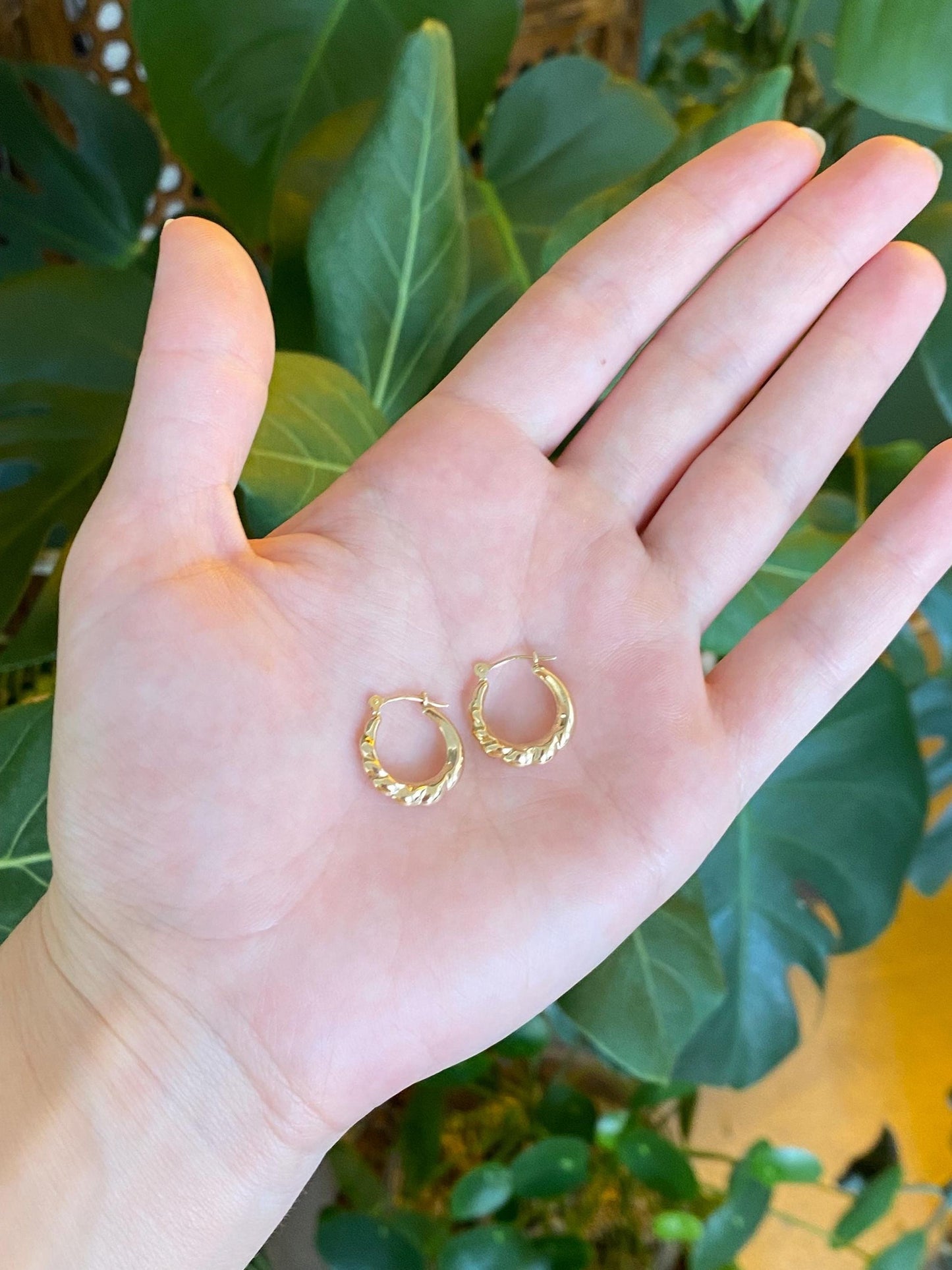 Vintage 14k Yellow Gold Little Scalloped Hoop Earrings