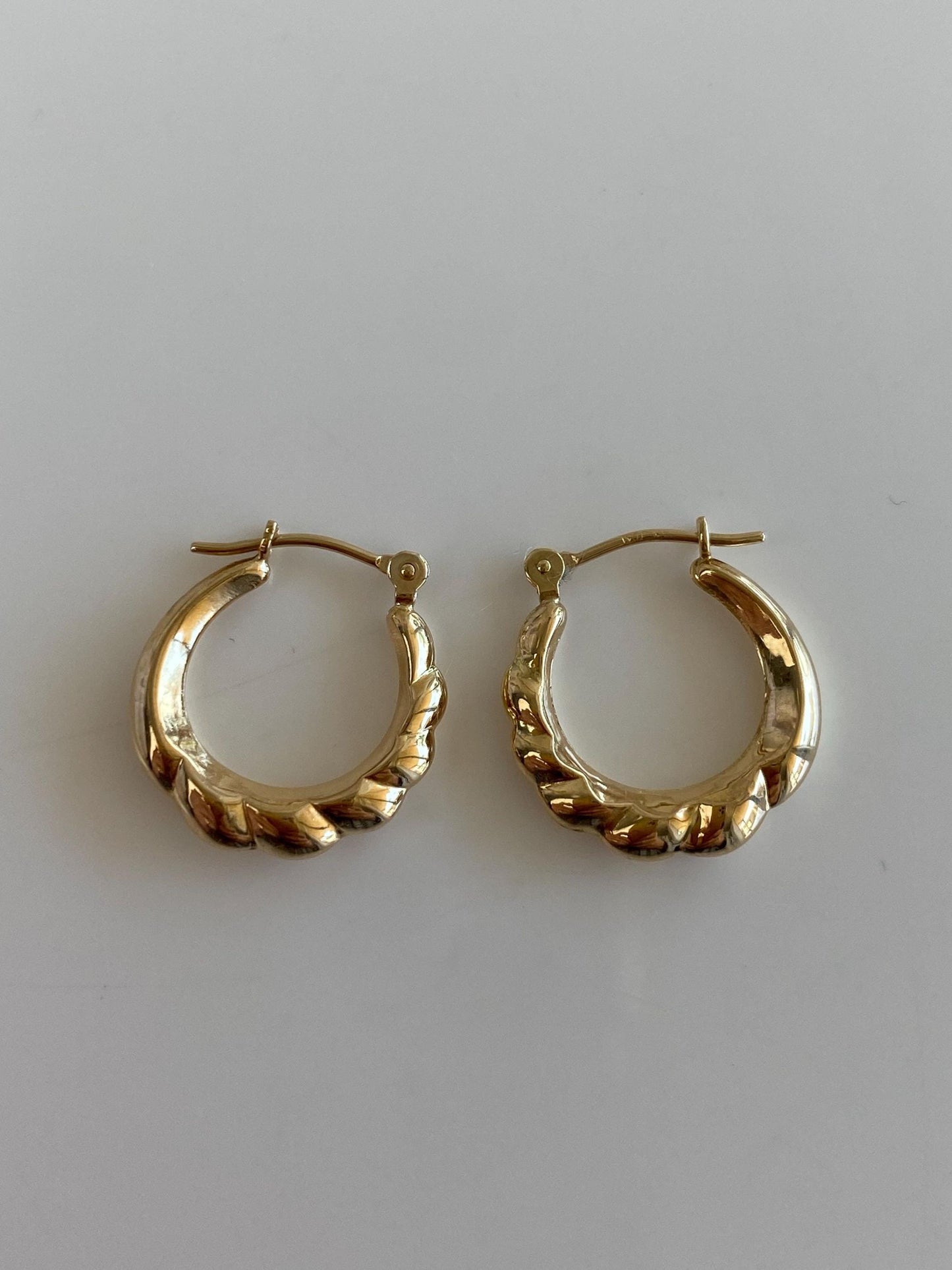 Vintage 14k Yellow Gold Little Scalloped Hoop Earrings