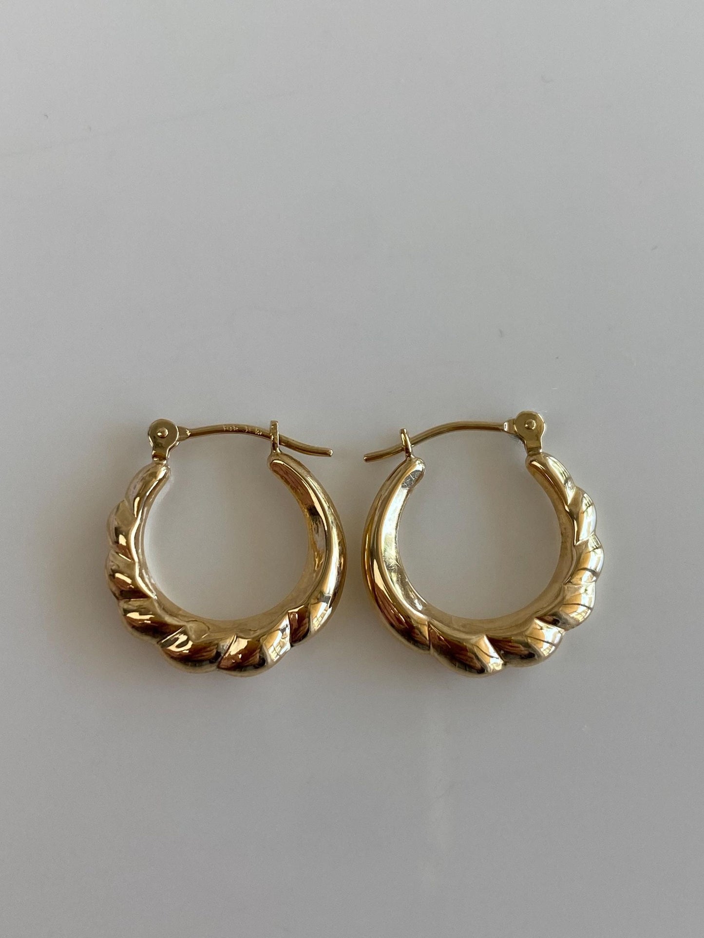 Vintage 14k Yellow Gold Little Scalloped Hoop Earrings