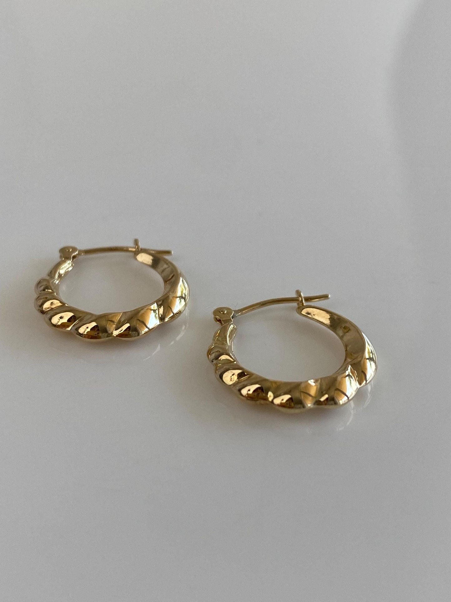 Vintage 14k Yellow Gold Little Scalloped Hoop Earrings