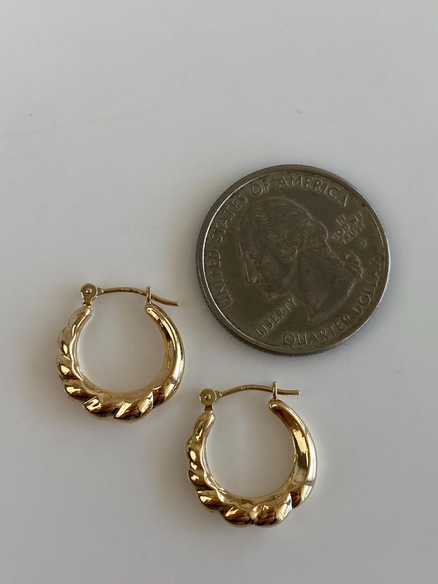 Vintage 14k Yellow Gold Little Scalloped Hoop Earrings