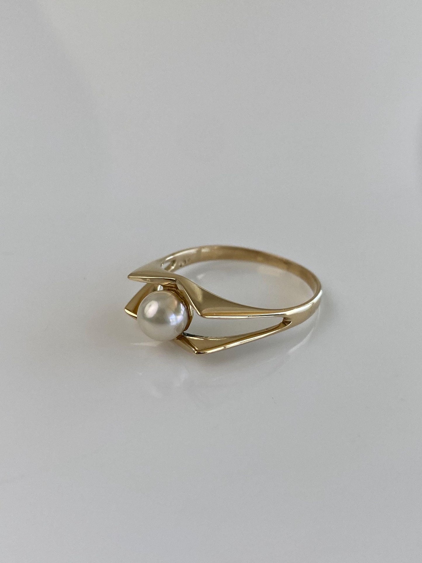 Vintage Solid 14k Yellow Gold Pearl Ring - Size 8.5